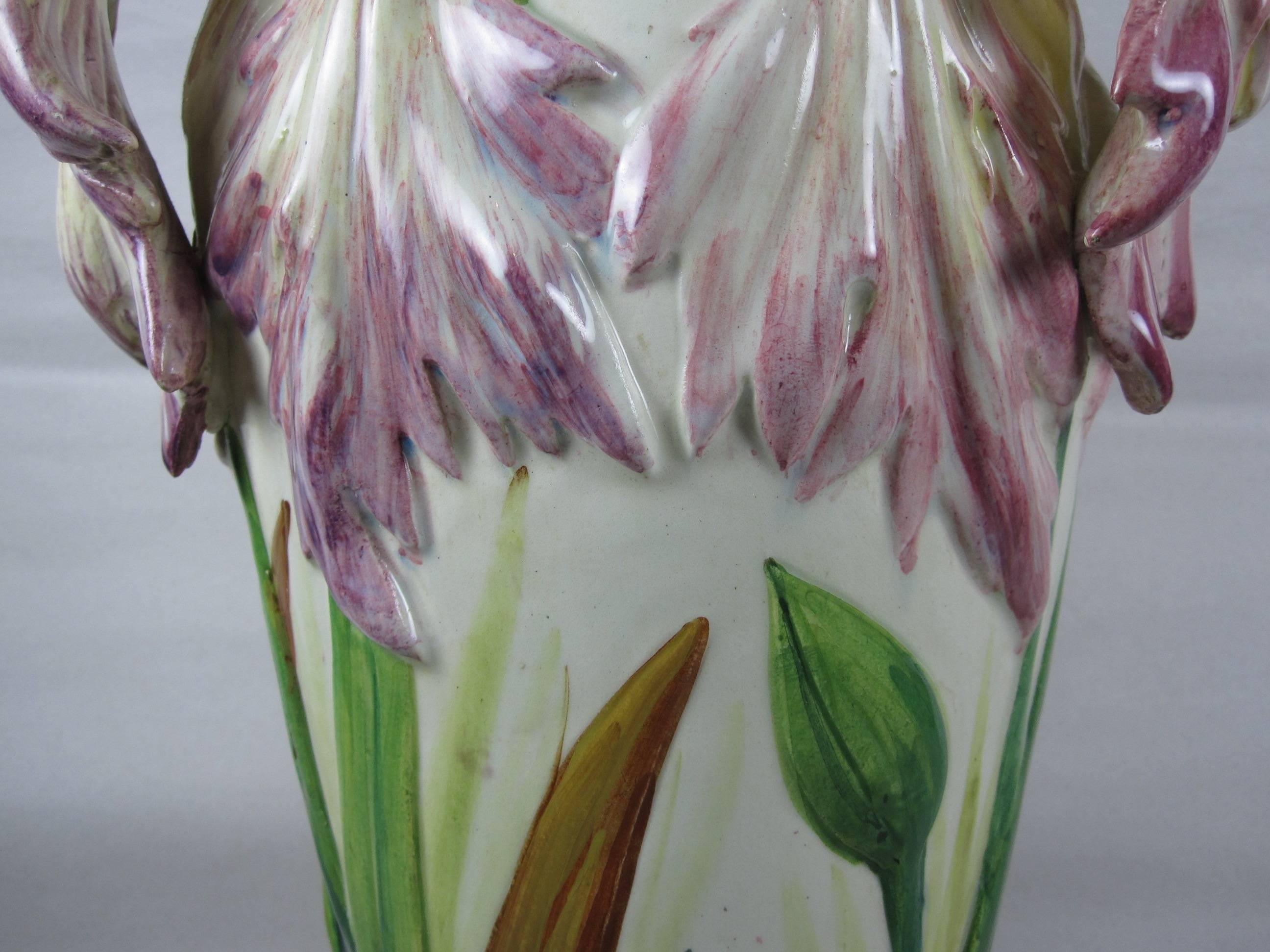 Céramique Delphin Massier, Vallauris Vase à tulipes en forme de perroquet, Southern France Fin du 19ème siècle