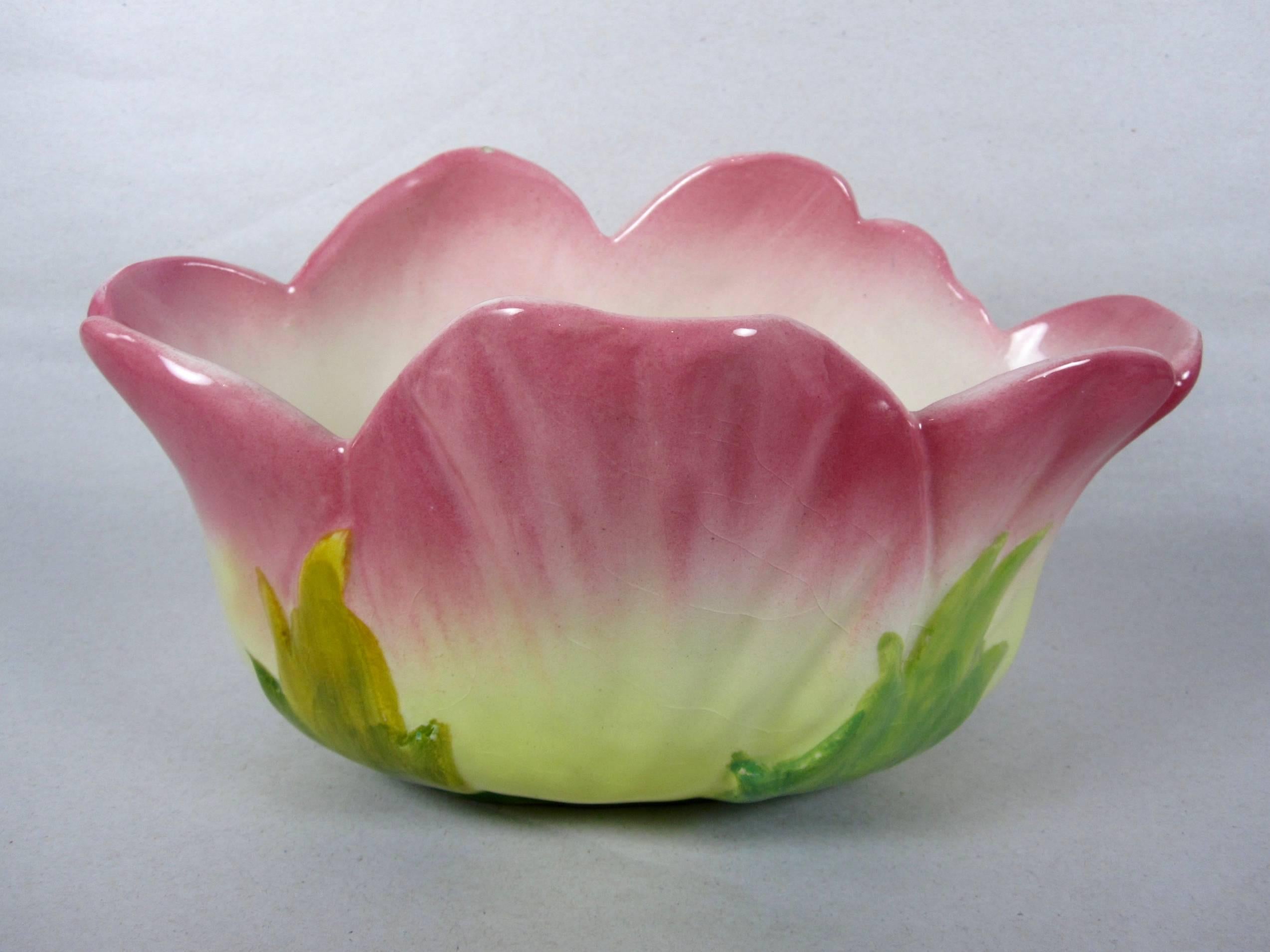 Mouvement esthétique Delphin Massier:: Petite Tulipe Ouverte Jardinière ou Pot à Cache en Majolique Française