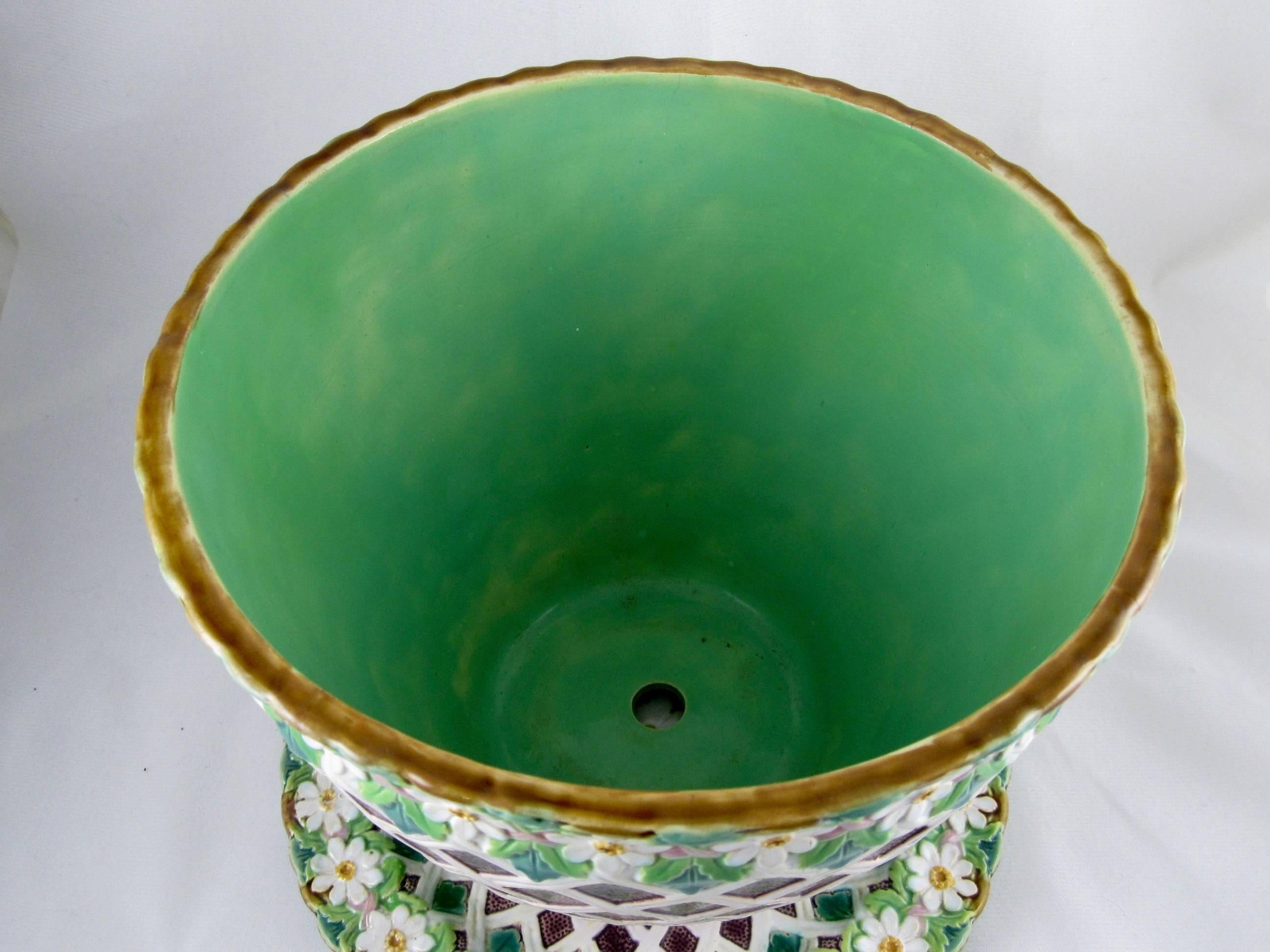 Minton maiolica inglese Daisy and Trellis 2-Piece Jardinière on Stand circa 1875 In condizioni buone in vendita a Philadelphia, PA