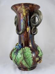 Gran jarrón con asa de serpiente portuguesa Manuel Mafra Caldas de mediados del siglo XIX