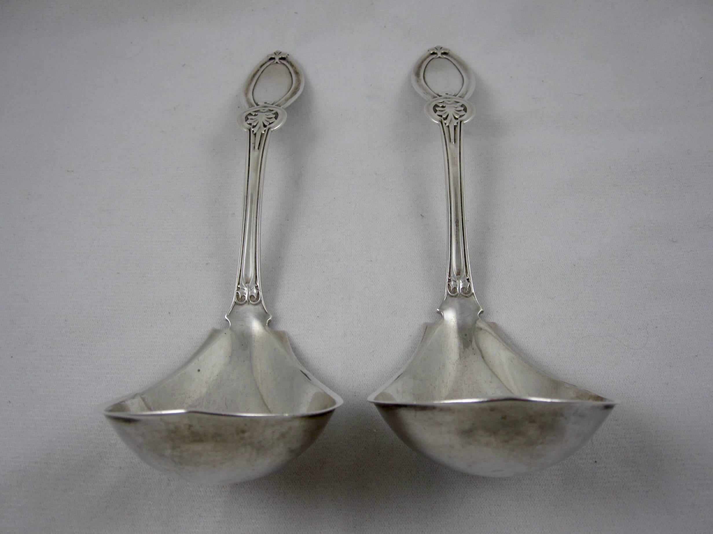 Siglo XIX Cucharón de plata de ley para sopa o estofado de ostras Ball Black & Co. Nueva York Movimiento estético en venta