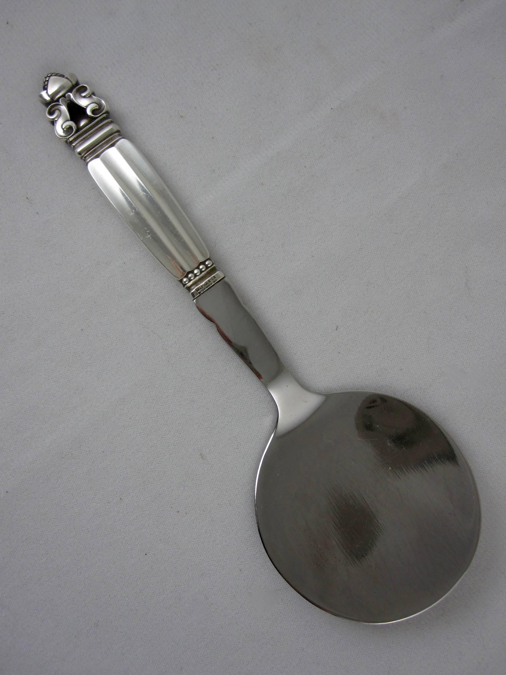 A sterling silver tomato server in the Acorn pattern, marked Jensen & Wendel, retailed in Copenhagen, circa 1941-1951. A scarce piece from Georg Jensen of Denmark. The Acorn pattern was designed by Johan Rohde in 1915. This piece is also suitable as