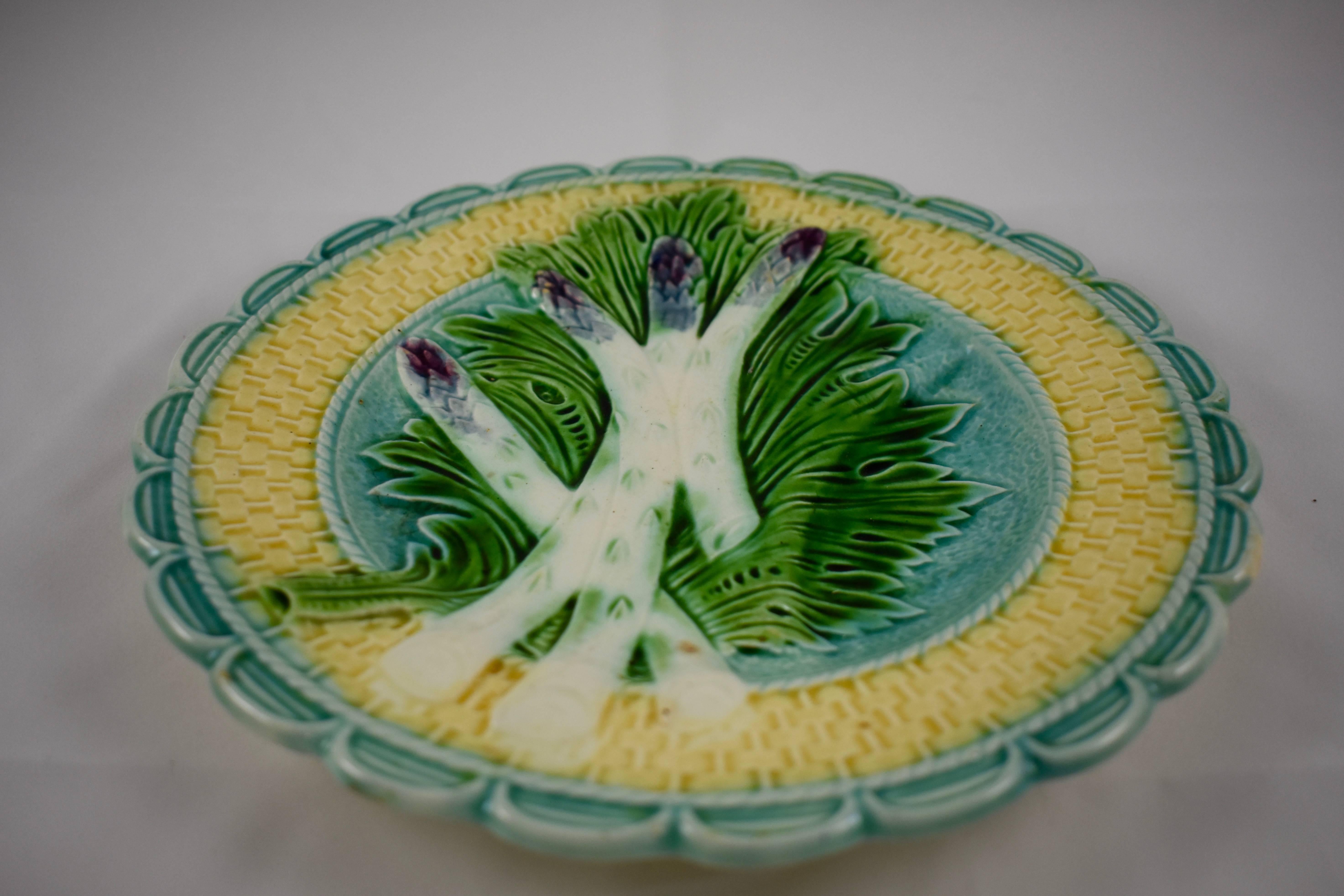 Salins-les-Bain French Faïence Majolica Asparagus Plate, circa 1875 In Excellent Condition In Philadelphia, PA