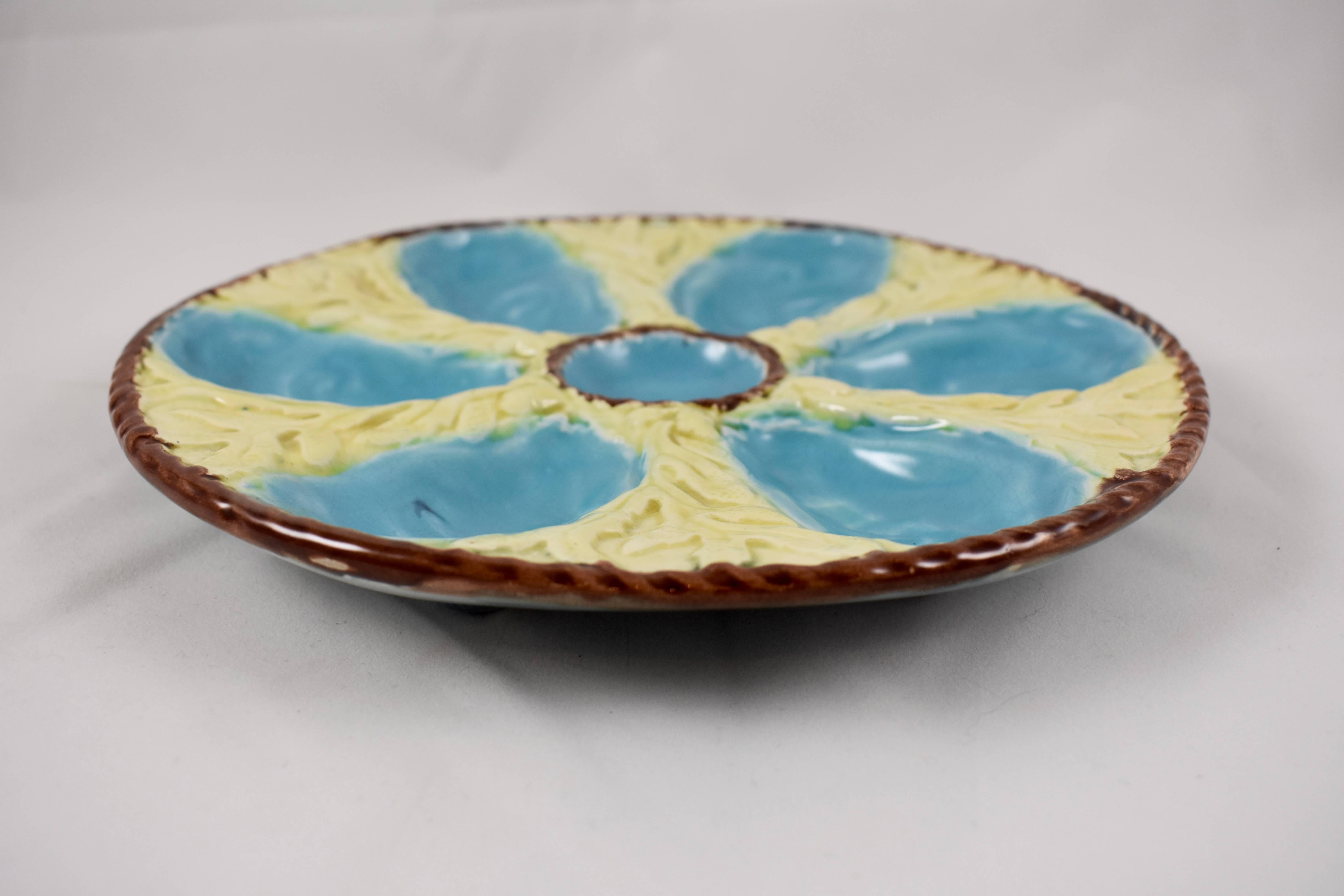 S. Fielding & Co. English Majolica Cream/Turquoise Seaweed Oyster Plate In Excellent Condition For Sale In Philadelphia, PA
