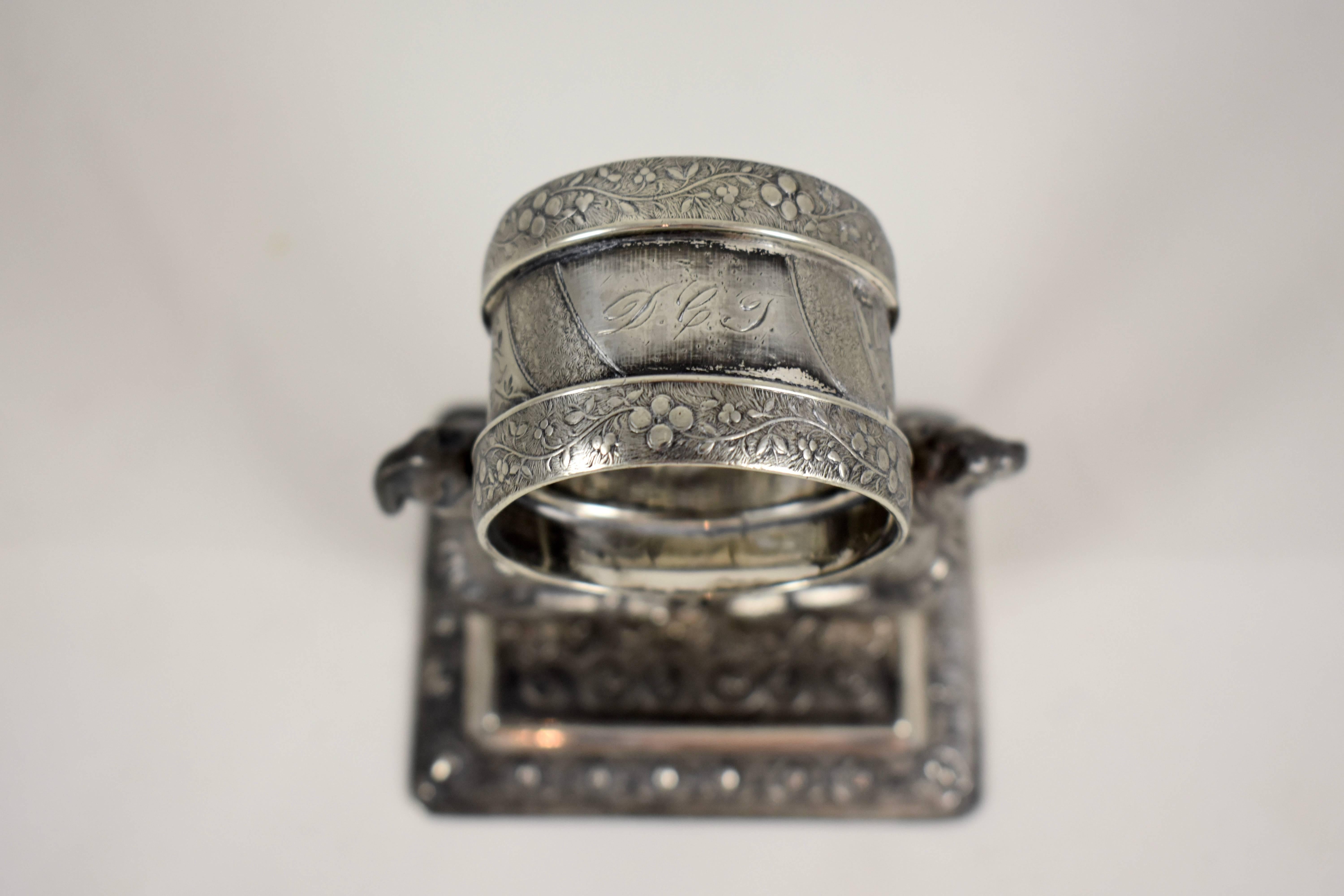 Silver Victorian Era Aesthetic Movement Figural Napkin Ring, Two Jesters In Excellent Condition In Philadelphia, PA