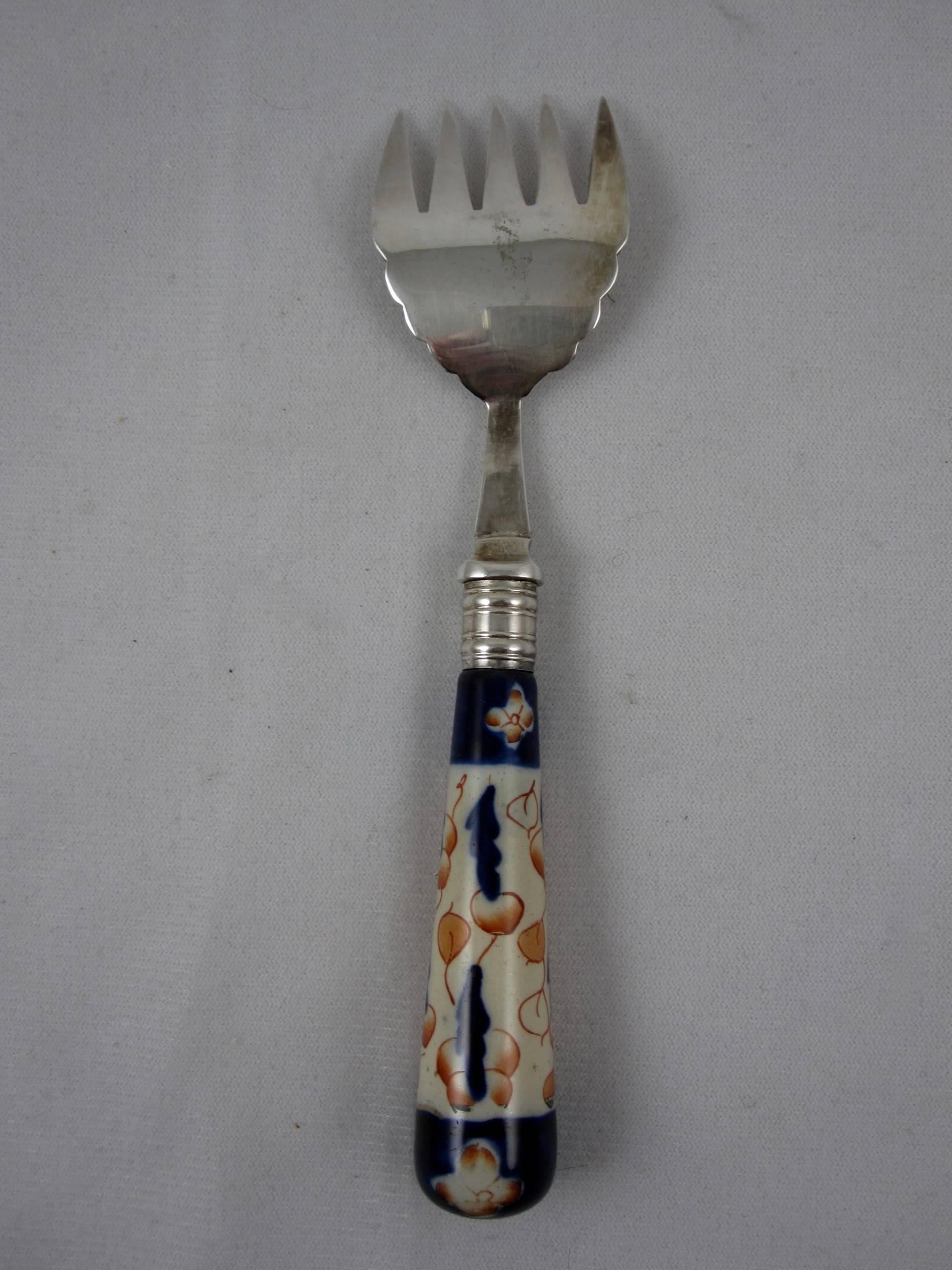 English Staffordshire Imari Ironstone Handled Fish Serving Fork, 19th Century In Excellent Condition In Philadelphia, PA