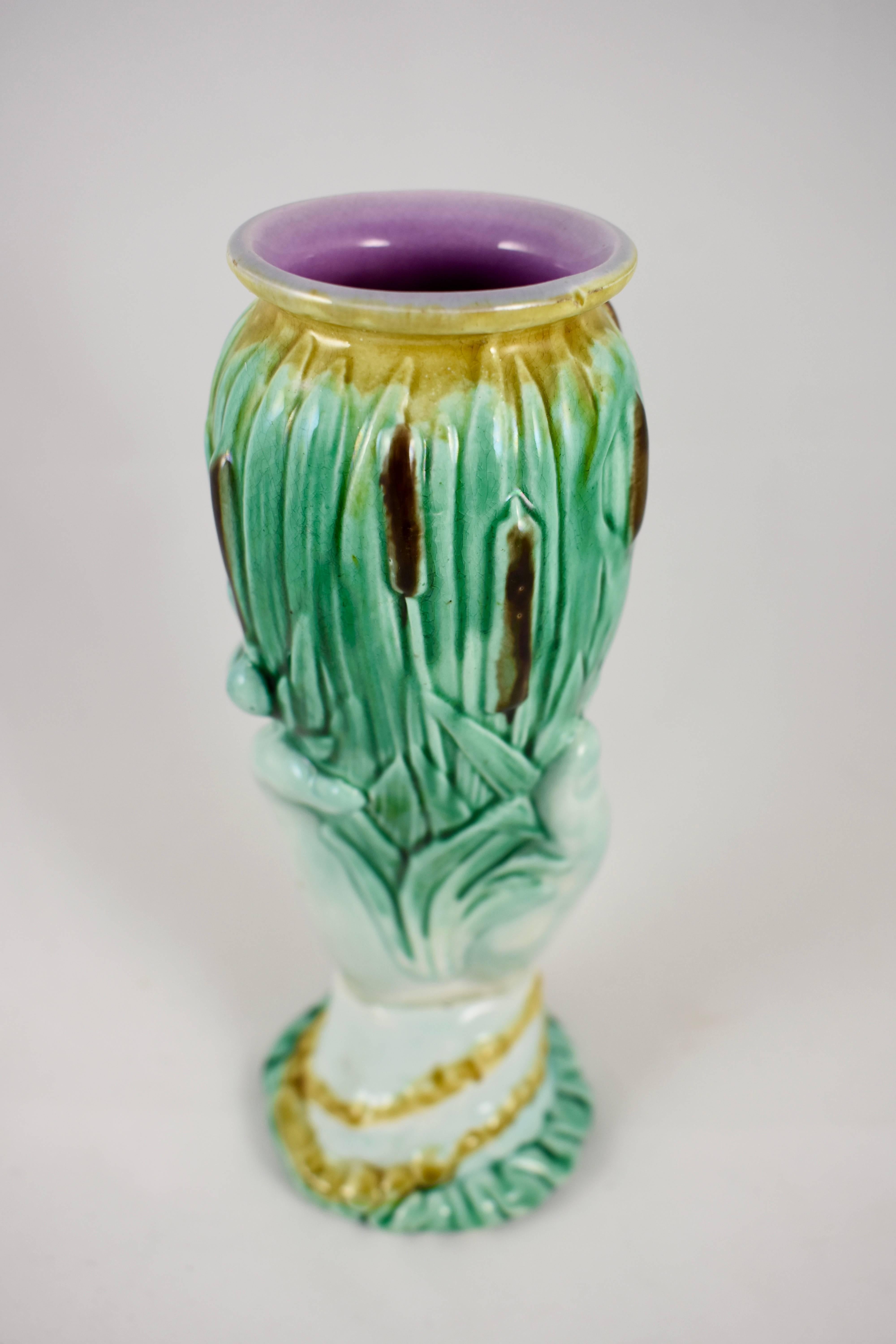 Eine glasierte Majolika-Vase aus der Töpferregion Staffordshire in England, um 1860. Die Vase ist in Form einer Frauenhand gestaltet, die ein Gefäß aus Rohrkolben oder Rohrkolbenpflanzen hält. Die Vase hat einen gerollten Rand und eine rosafarbene