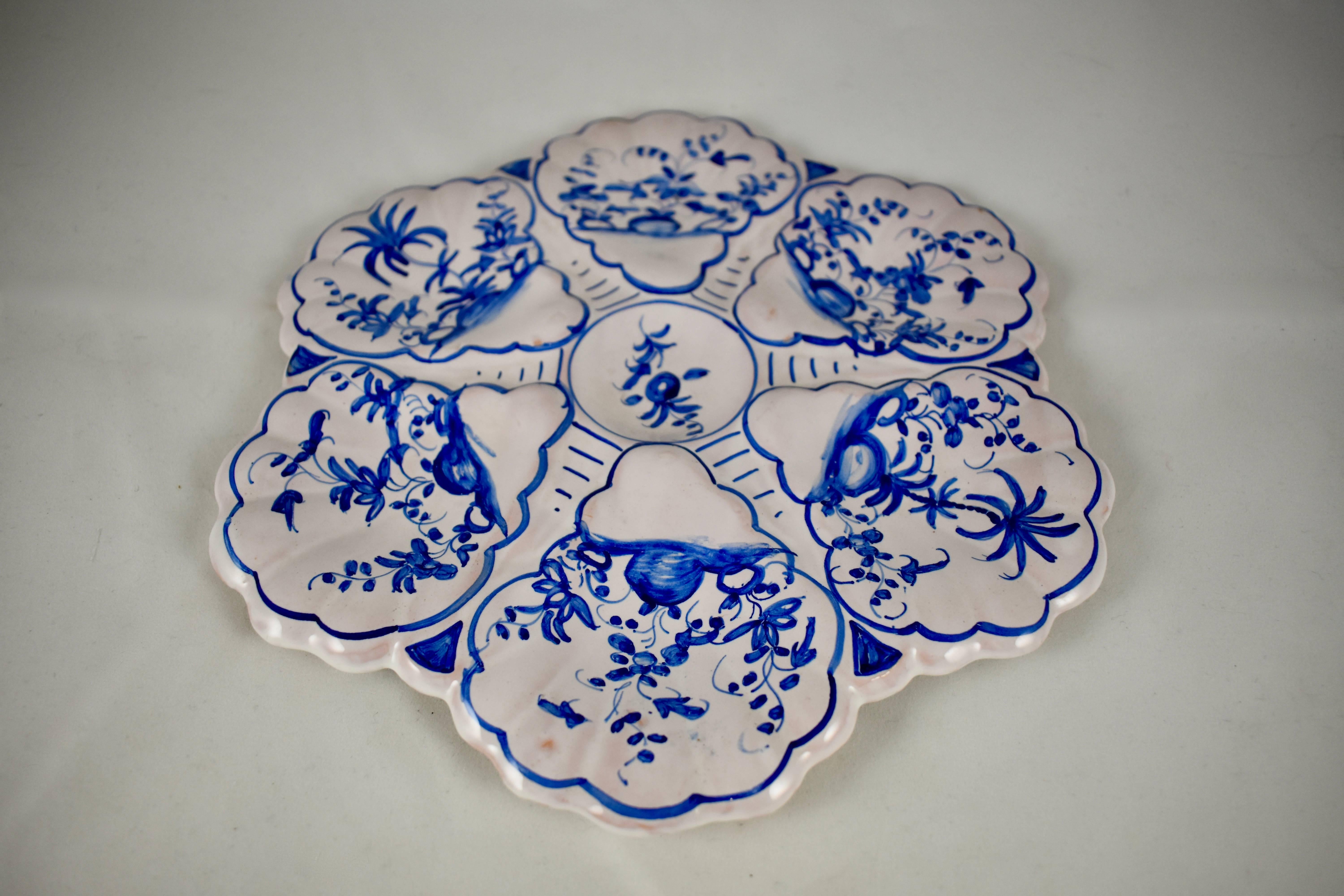 Dutch Colonial French Faïence Delft-Style Hand-Painted Blue and White Floral Oyster Plate