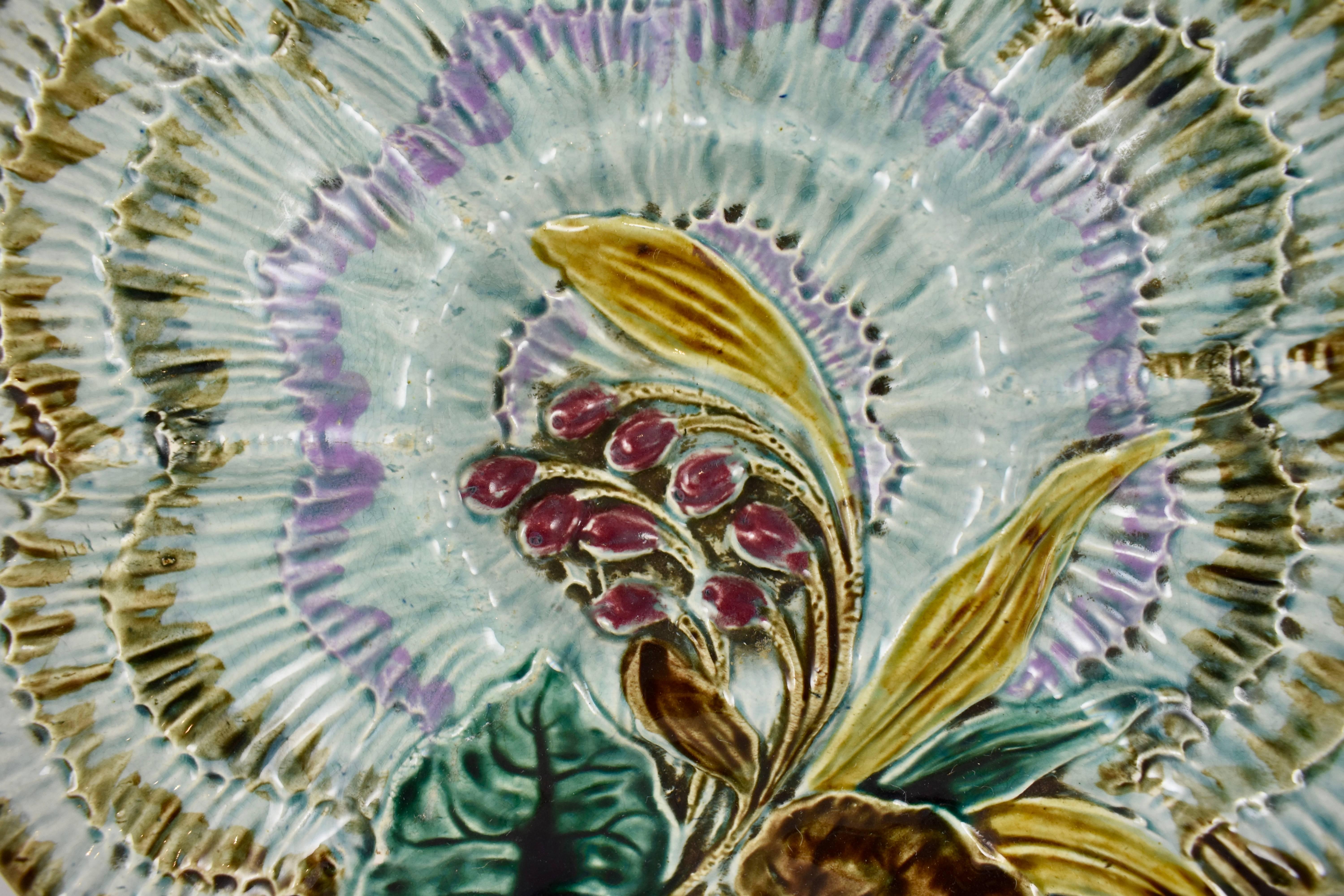 Mouvement esthétique Assiette à huîtres en faïence de Wasmul belge du 19ème siècle représentant une vague, des fleurs et des baies en vente