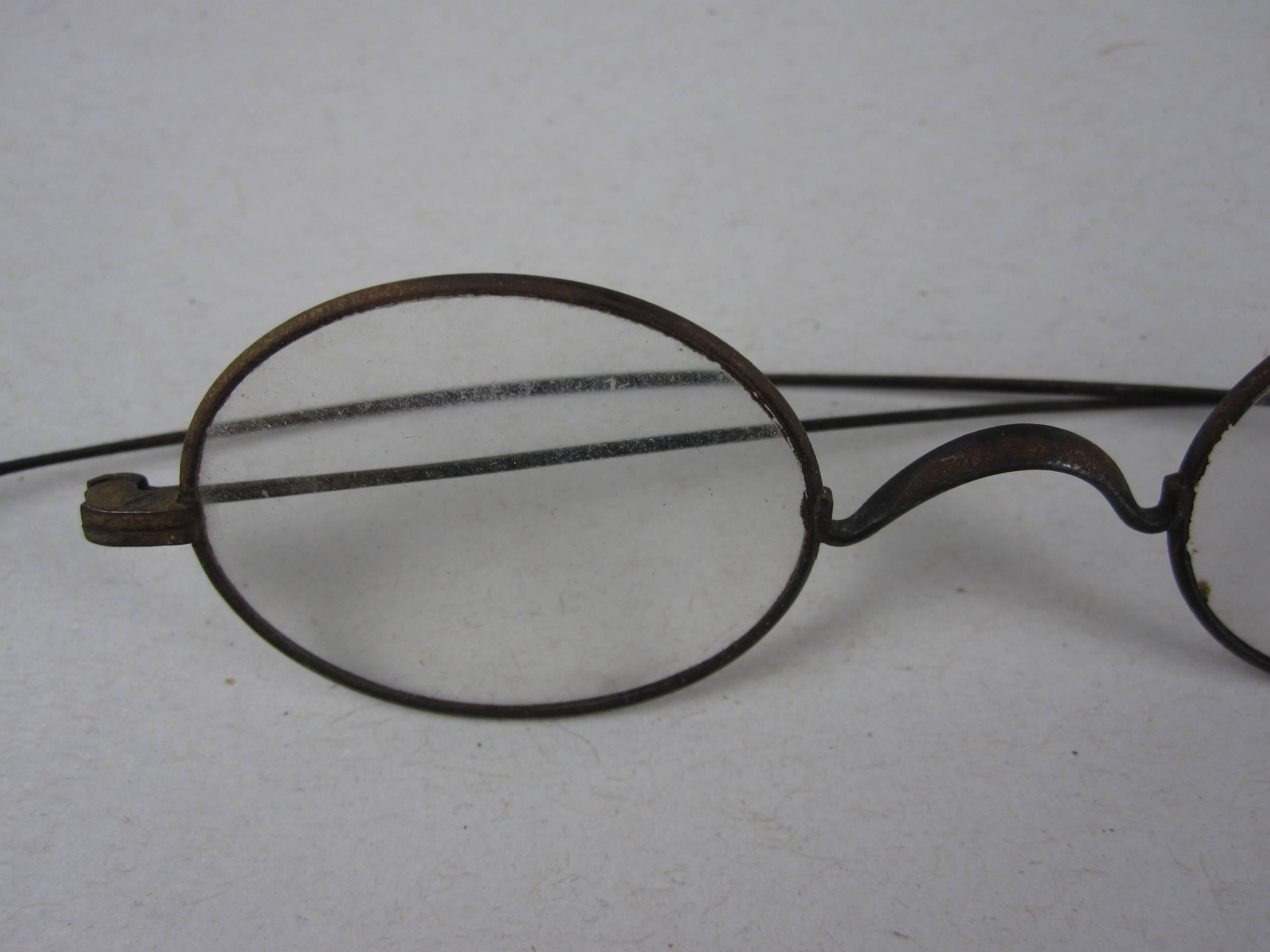 Spectacles historiques de verrerie américaine de l'époque de la guerre de Sécession avec cadre en fil métallique Bon état - En vente à Philadelphia, PA
