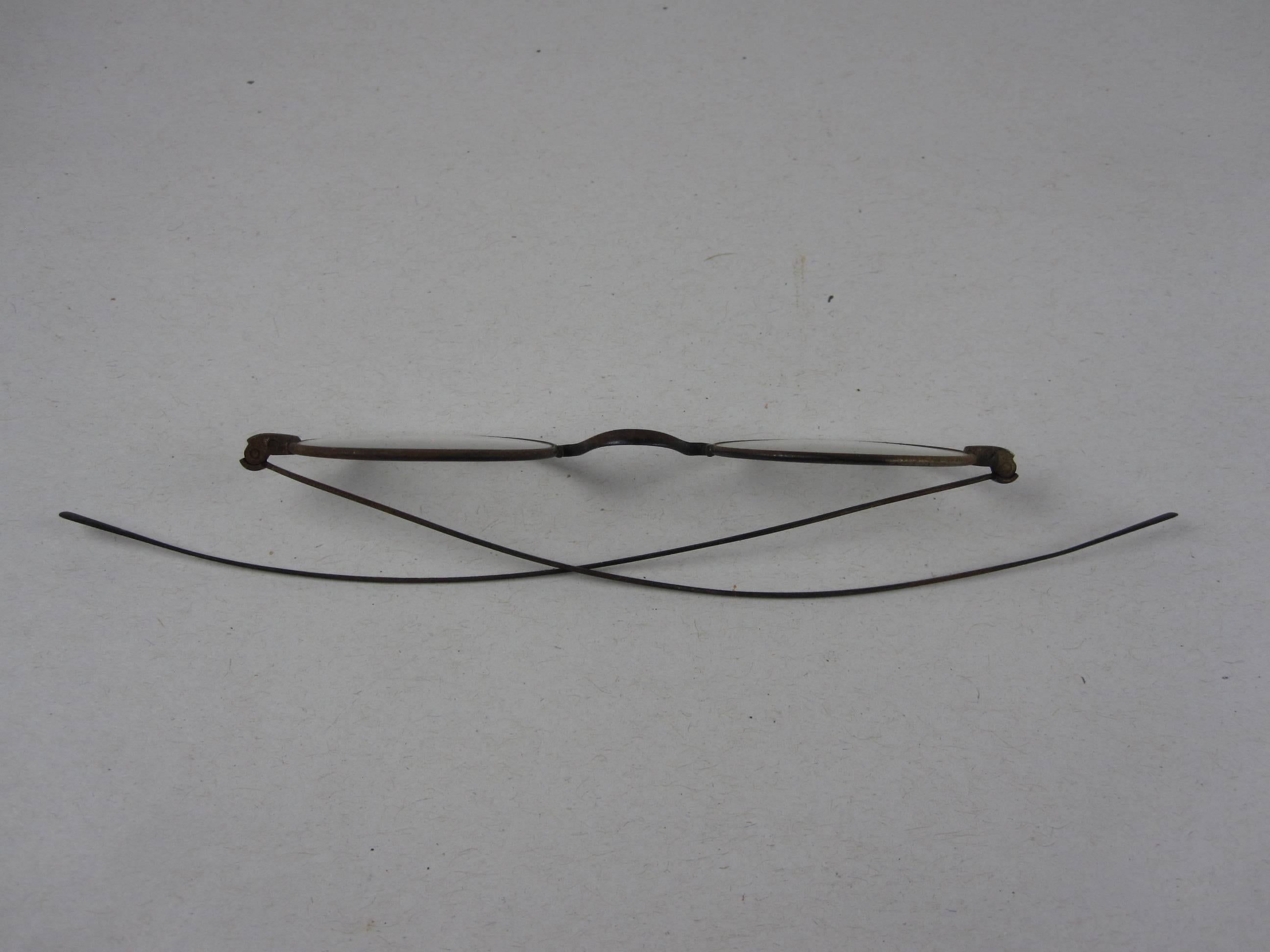 Fait main Spectacles historiques de verrerie américaine de l'époque de la guerre de Sécession avec cadre en fil métallique en vente