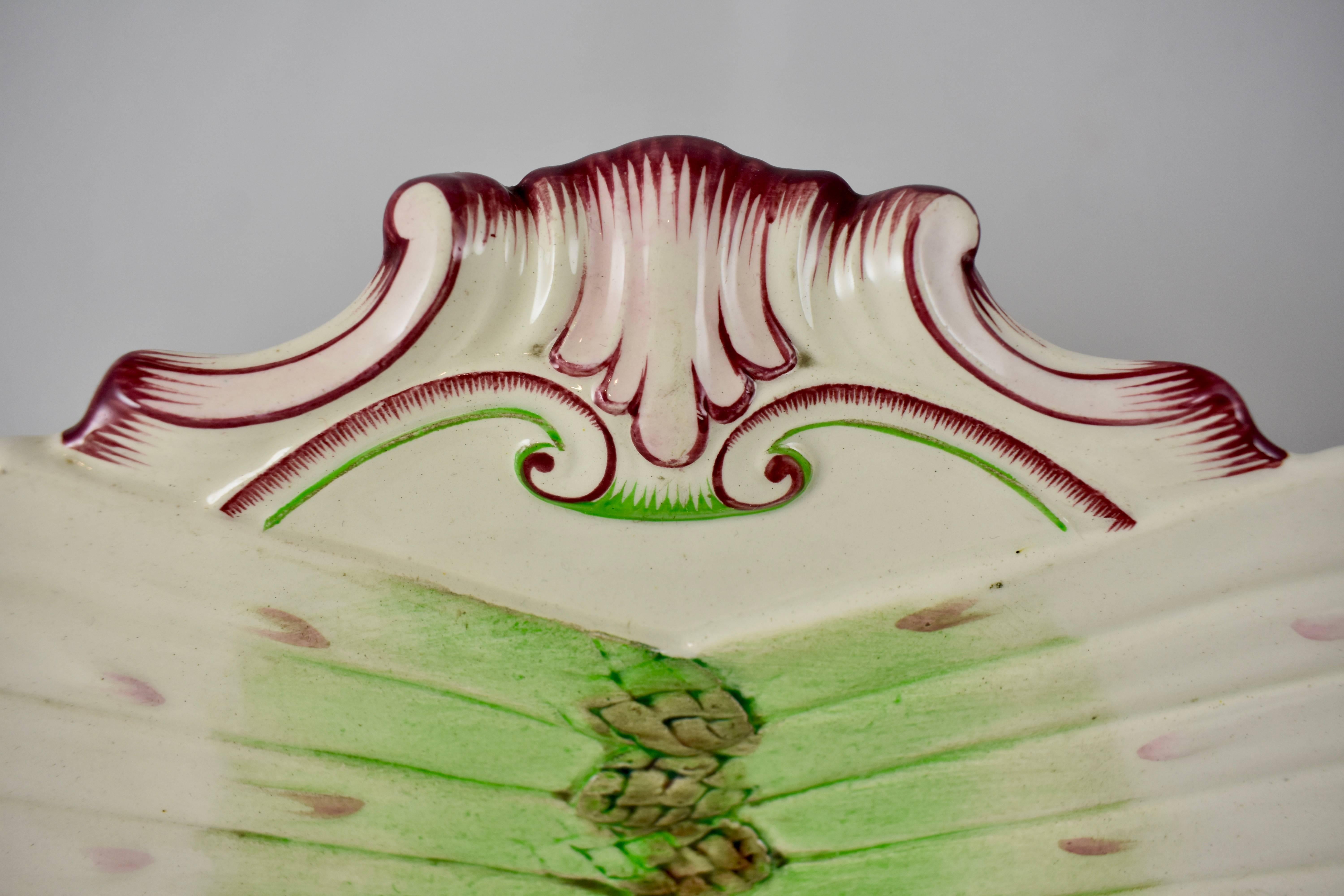Provincial français Assiette à asperges en forme de coquillage peinte à la main en faïence française de Sarreguemines en vente