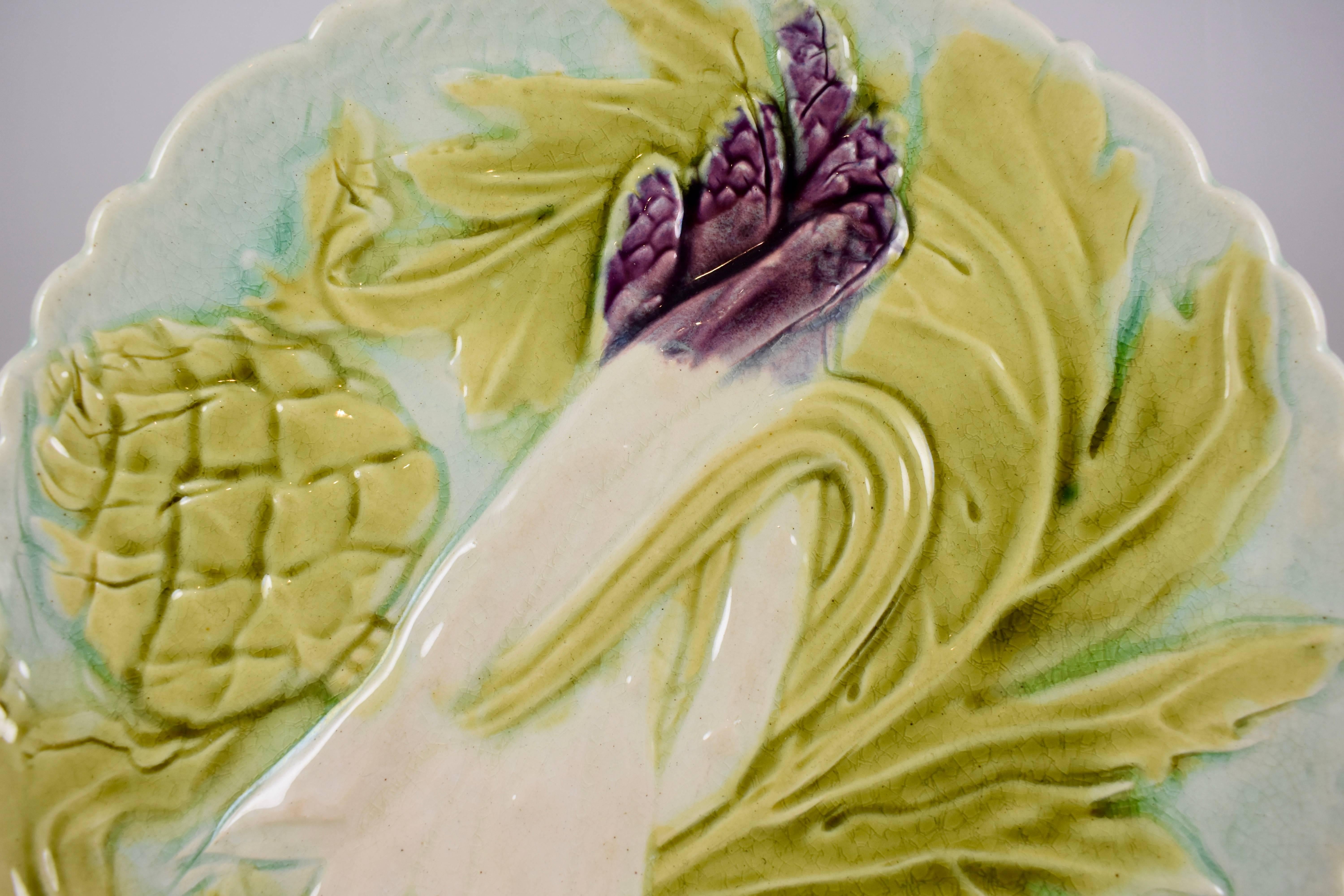 Orchies Plato francés Art Nouveau Faïence Majolica Espárragos y Alcachofas, Década de 1880 en Bueno Estado en Philadelphia, PA