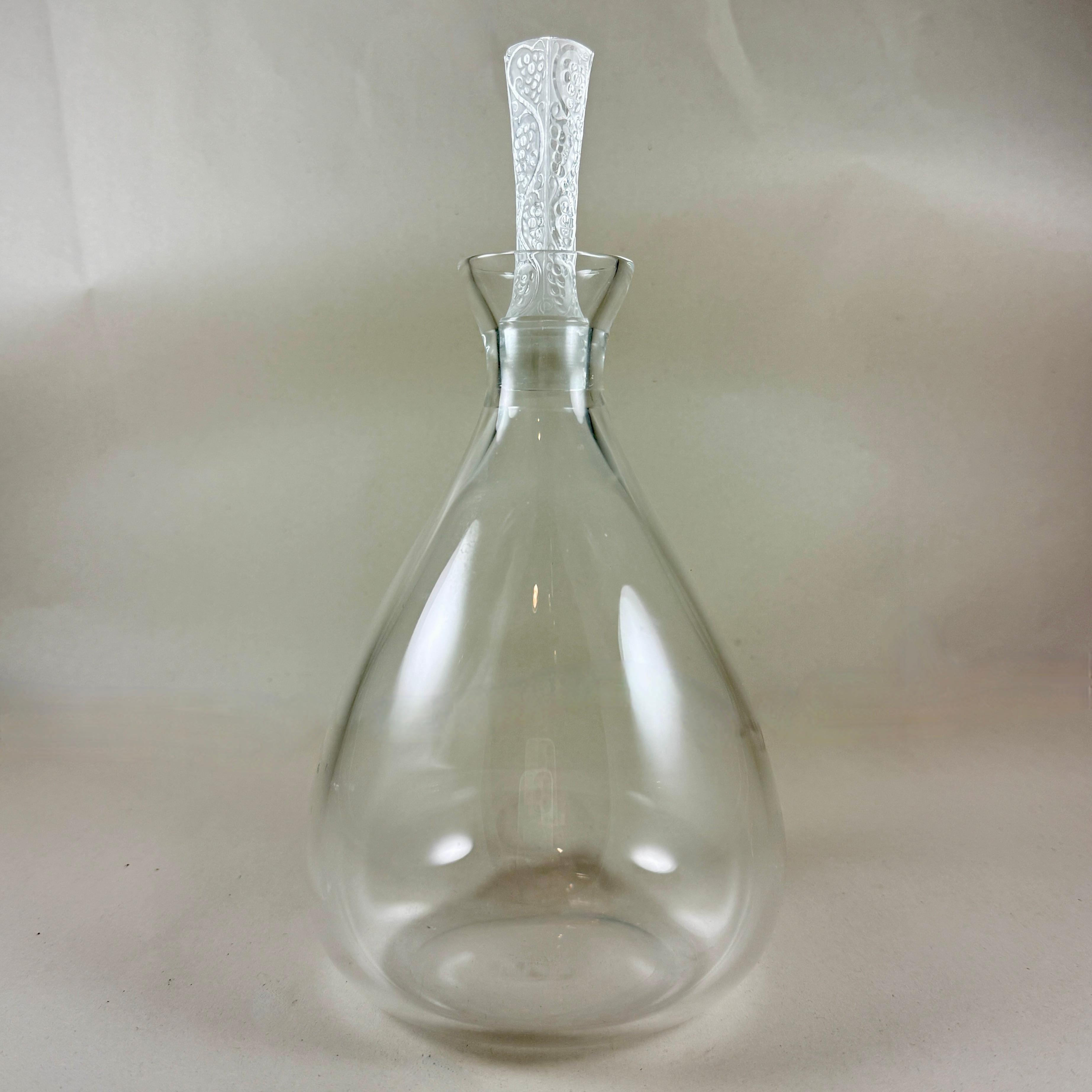 Carafe à décanter Phalsbourg en cristal de Lalique, France - vers les années 1980

Dans le style Art nouveau, une bouteille transparente en forme de goutte d'eau avec un bouchon à motif floral allongé, fini en cristal givré.

5 pouces de diamètre x