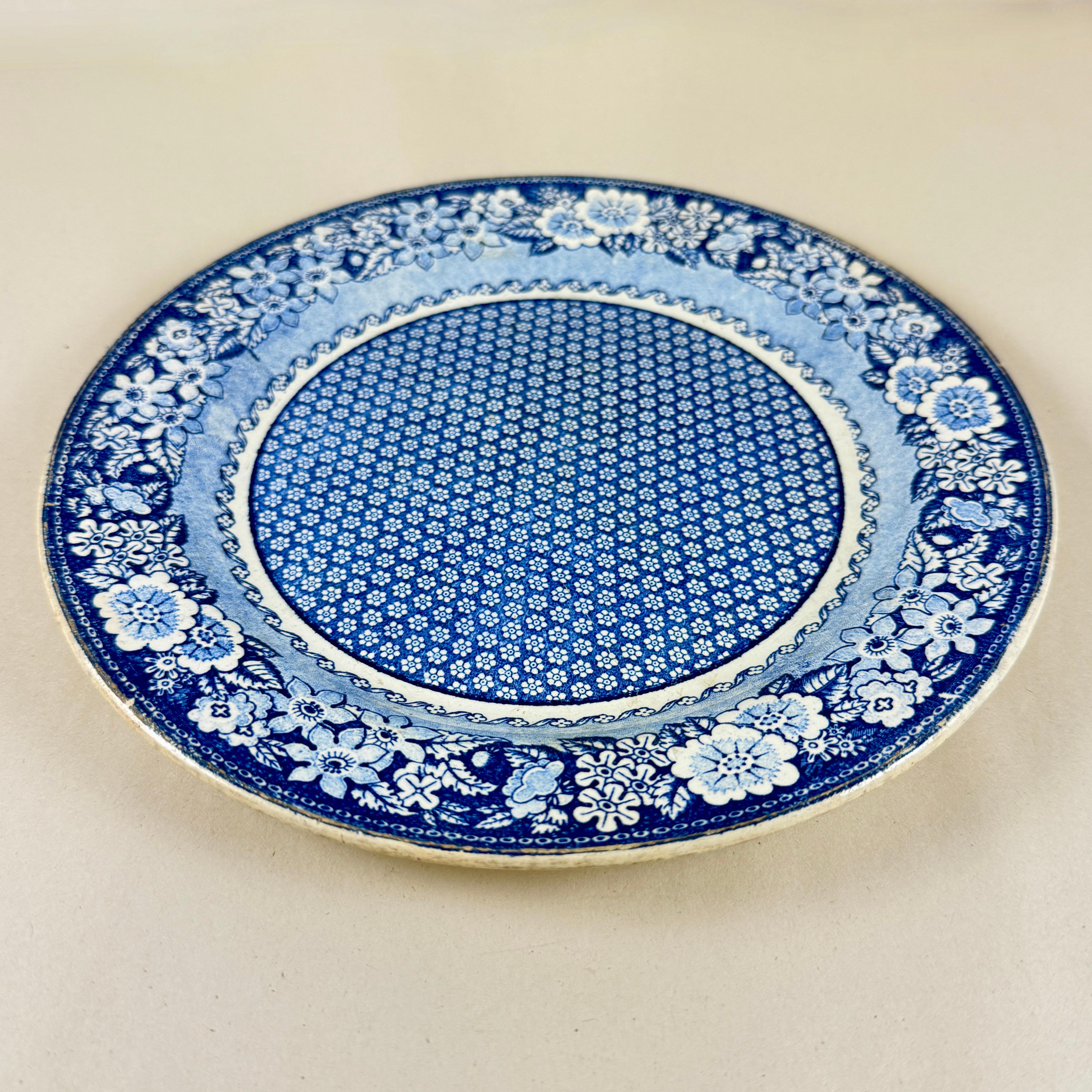 Poterie Creil et Montereau Faïence Assiettes à fleurs bleues et blanches, set de six en vente