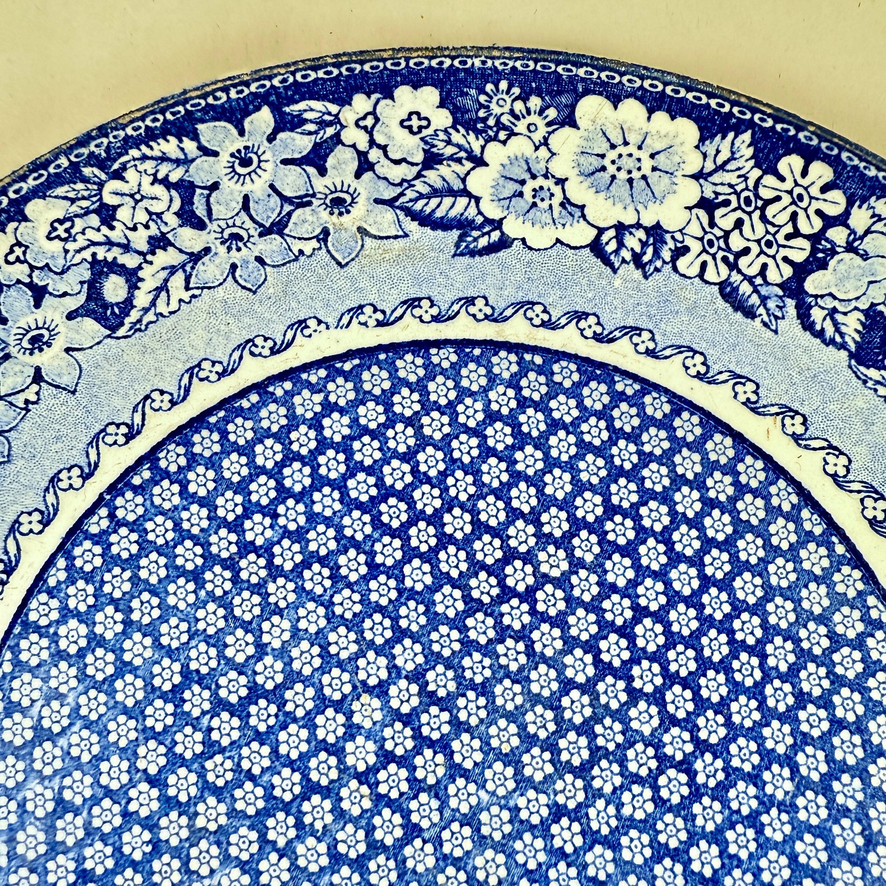 Vernissé Creil et Montereau Faïence Assiettes à fleurs bleues et blanches, set de six en vente