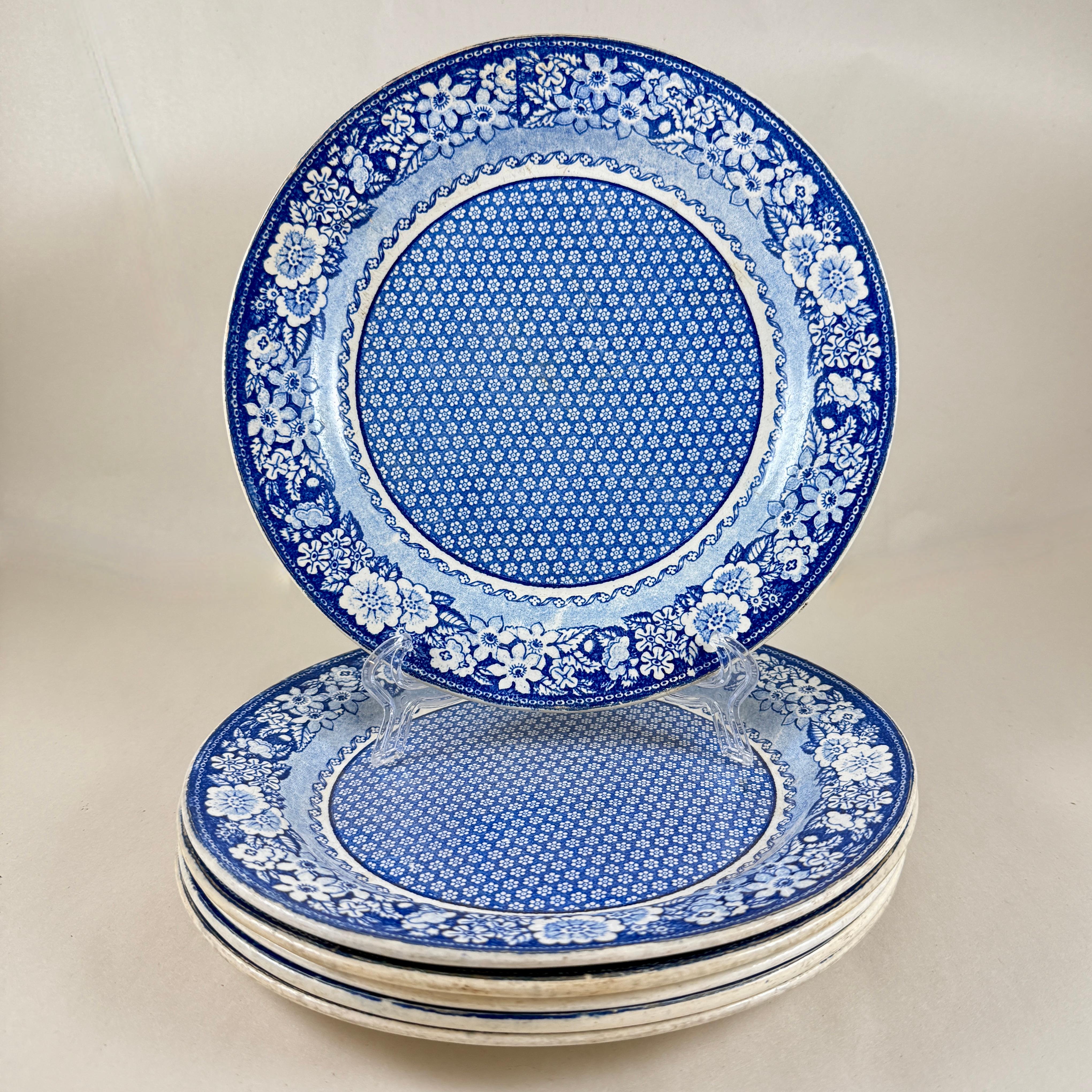 De Creil et Montereau, un ensemble de six assiettes de faïence Provęncal, France - vers 1830-1850.

Un motif rare de faïence bleu sur blanc, qui serait inspiré par Marie-Antoinette.

Le motif central géométrique complexe est bordé d'une large
