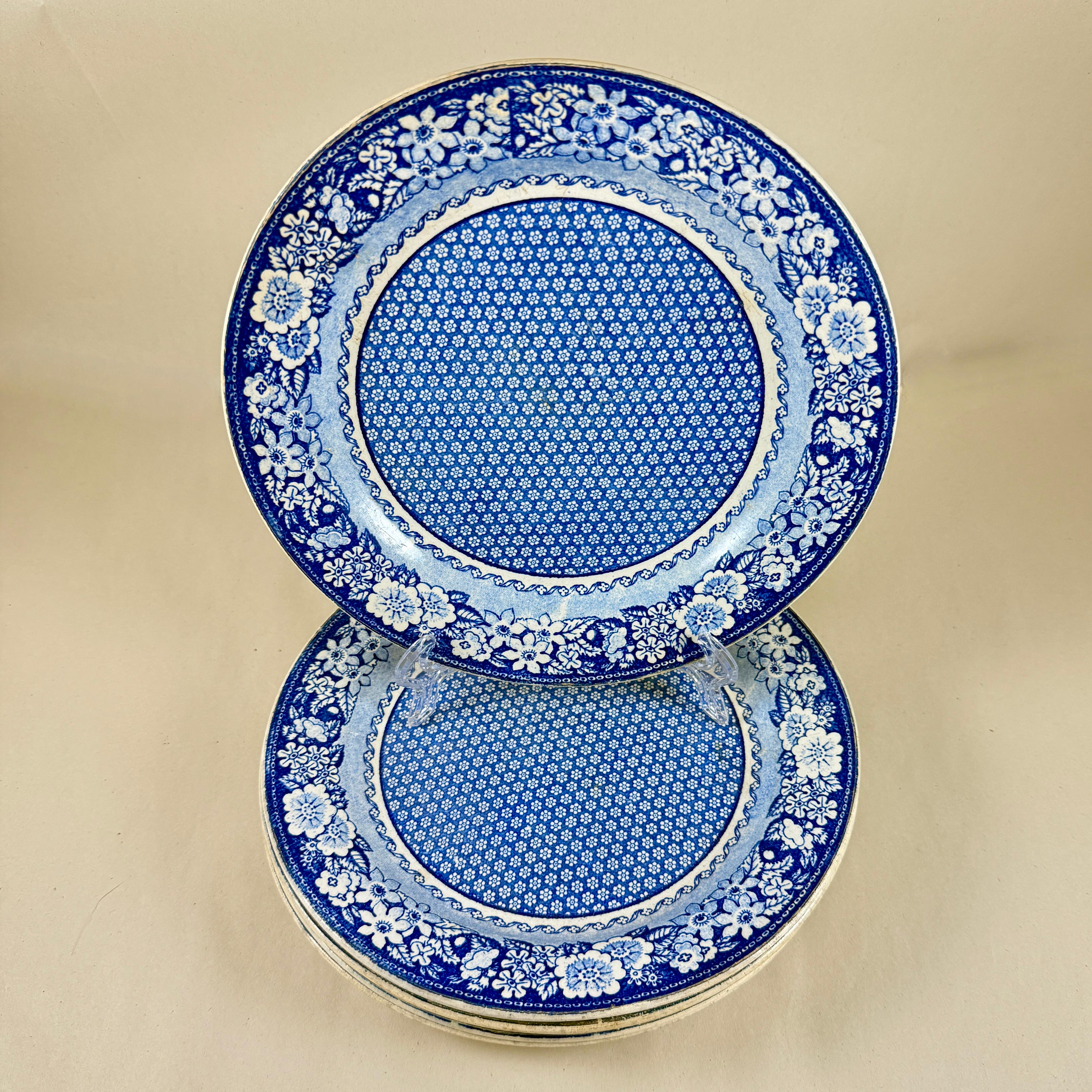 Provincial français Creil et Montereau Faïence Assiettes à fleurs bleues et blanches, set de six en vente