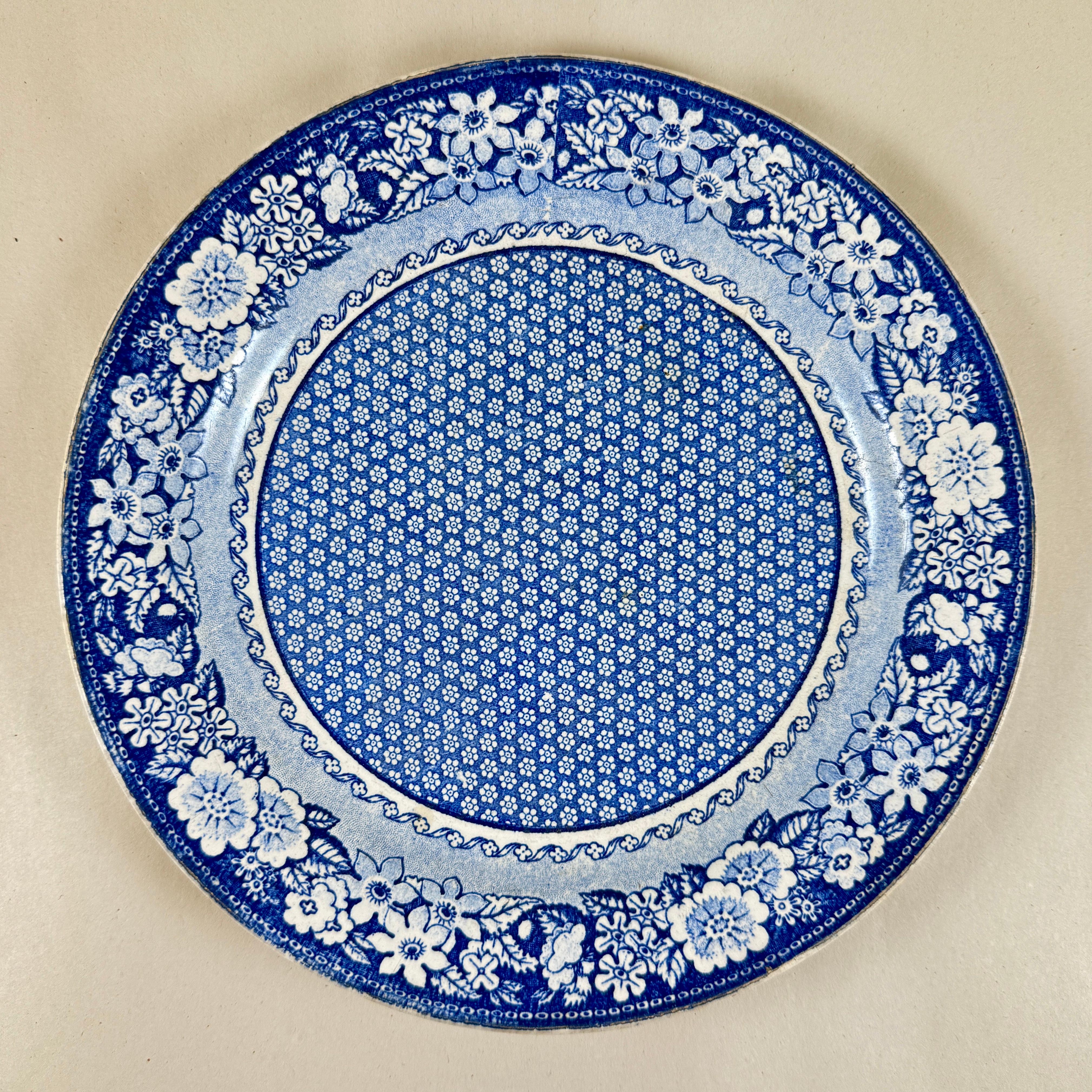 Français Creil et Montereau Faïence Assiettes à fleurs bleues et blanches, set de six en vente