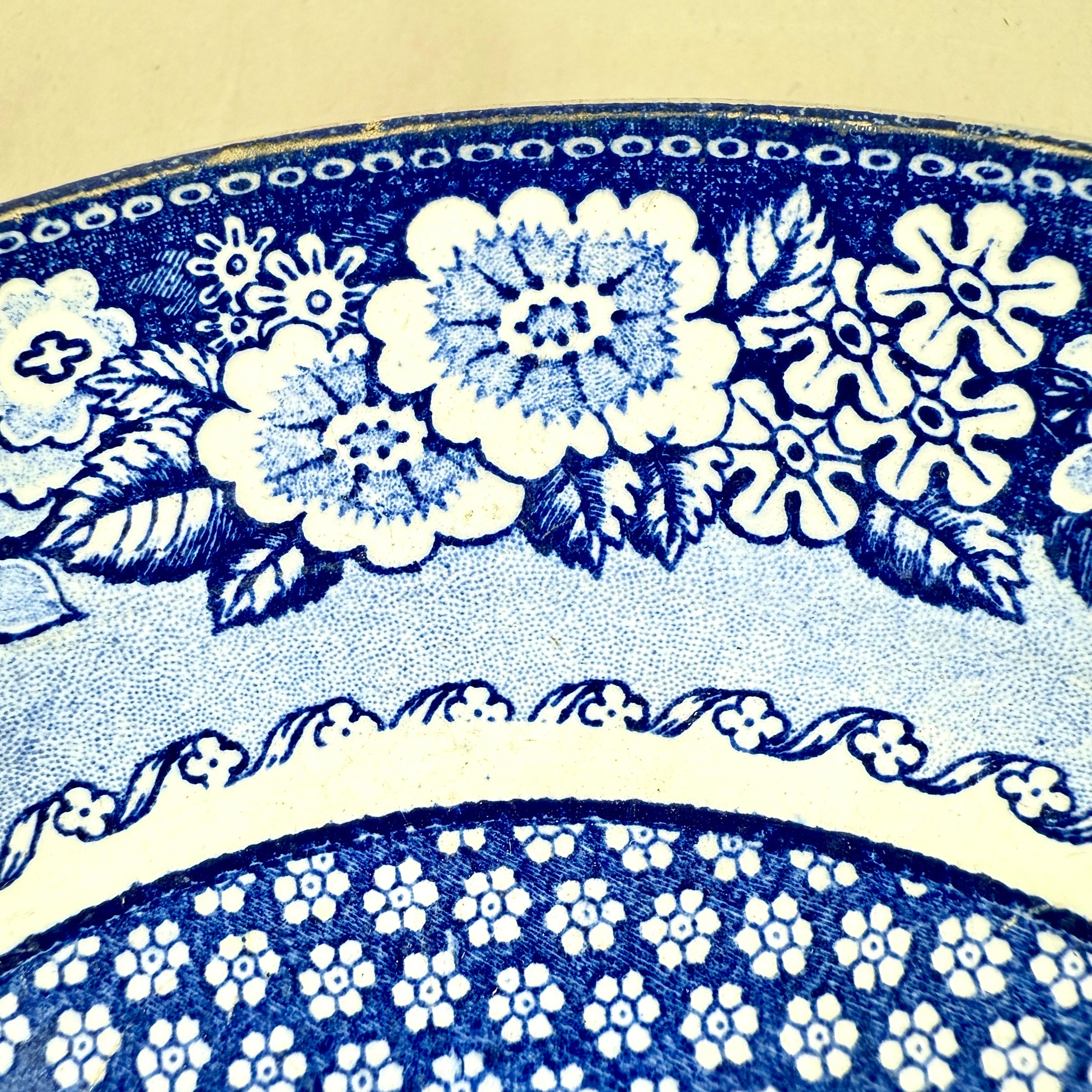 XIXe siècle Creil et Montereau Faïence Assiettes à fleurs bleues et blanches, set de six en vente