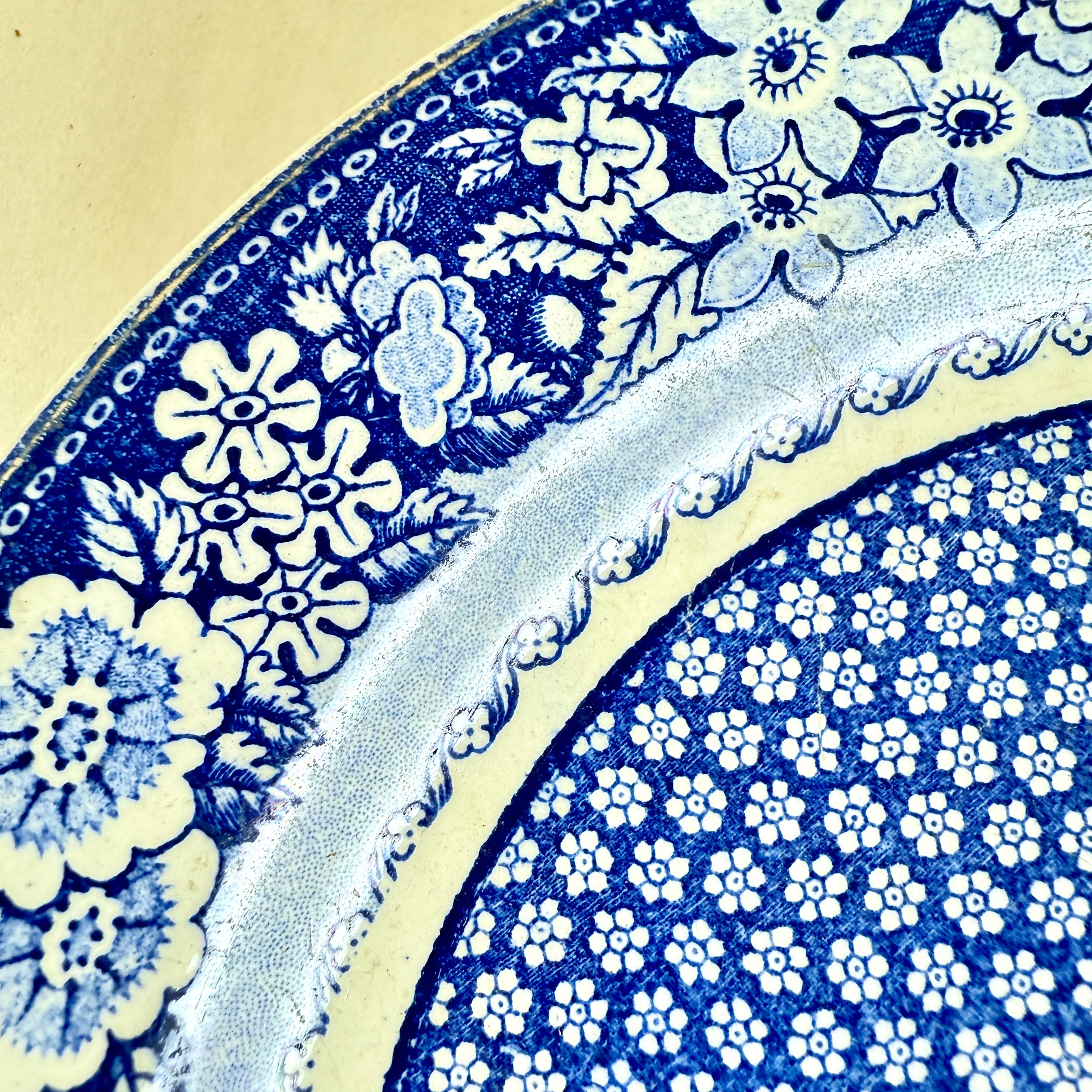Creil et Montereau Faïence Assiettes à fleurs bleues et blanches, set de six Bon état - En vente à Philadelphia, PA