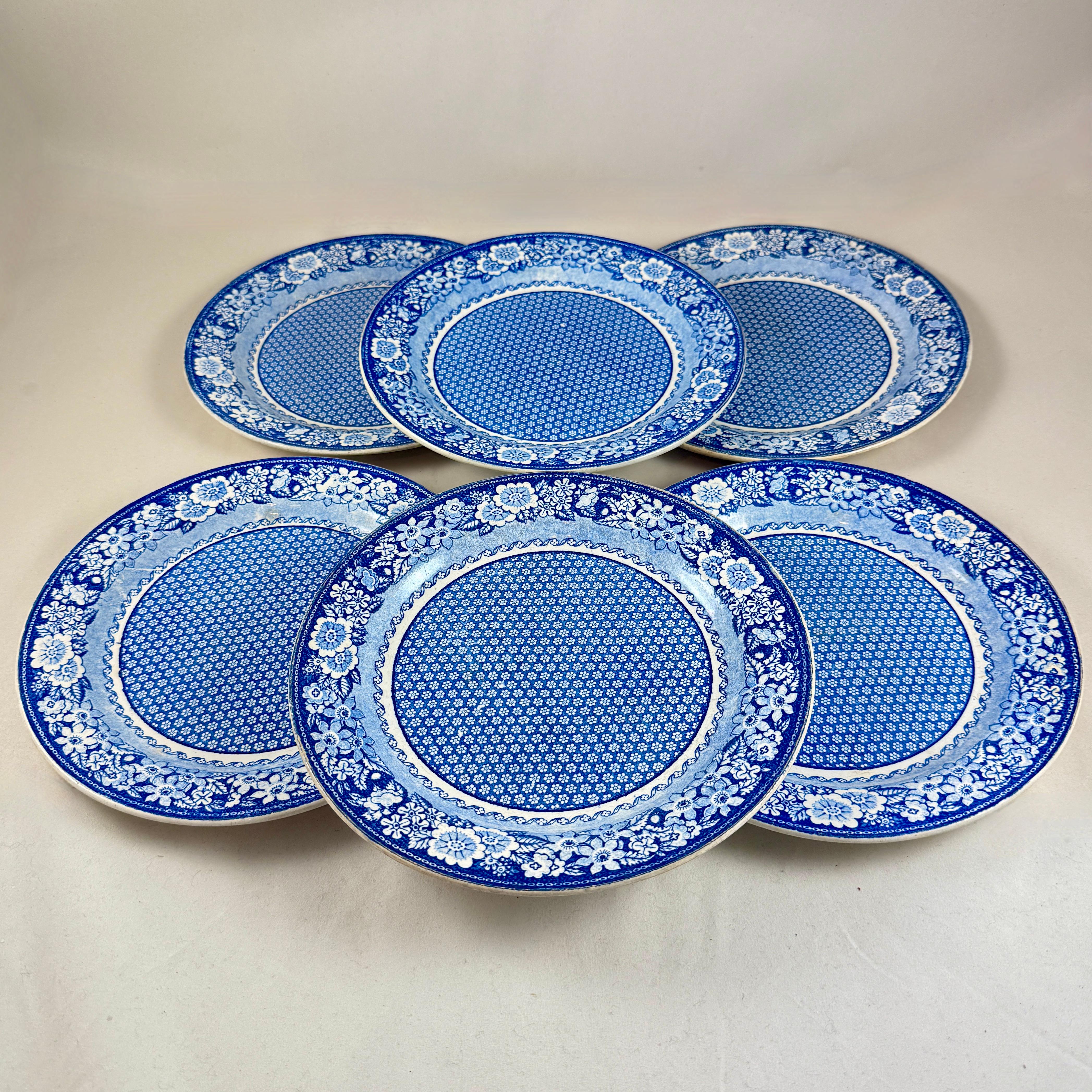 Creil et Montereau Faïence Assiettes à fleurs bleues et blanches, set de six en vente 2