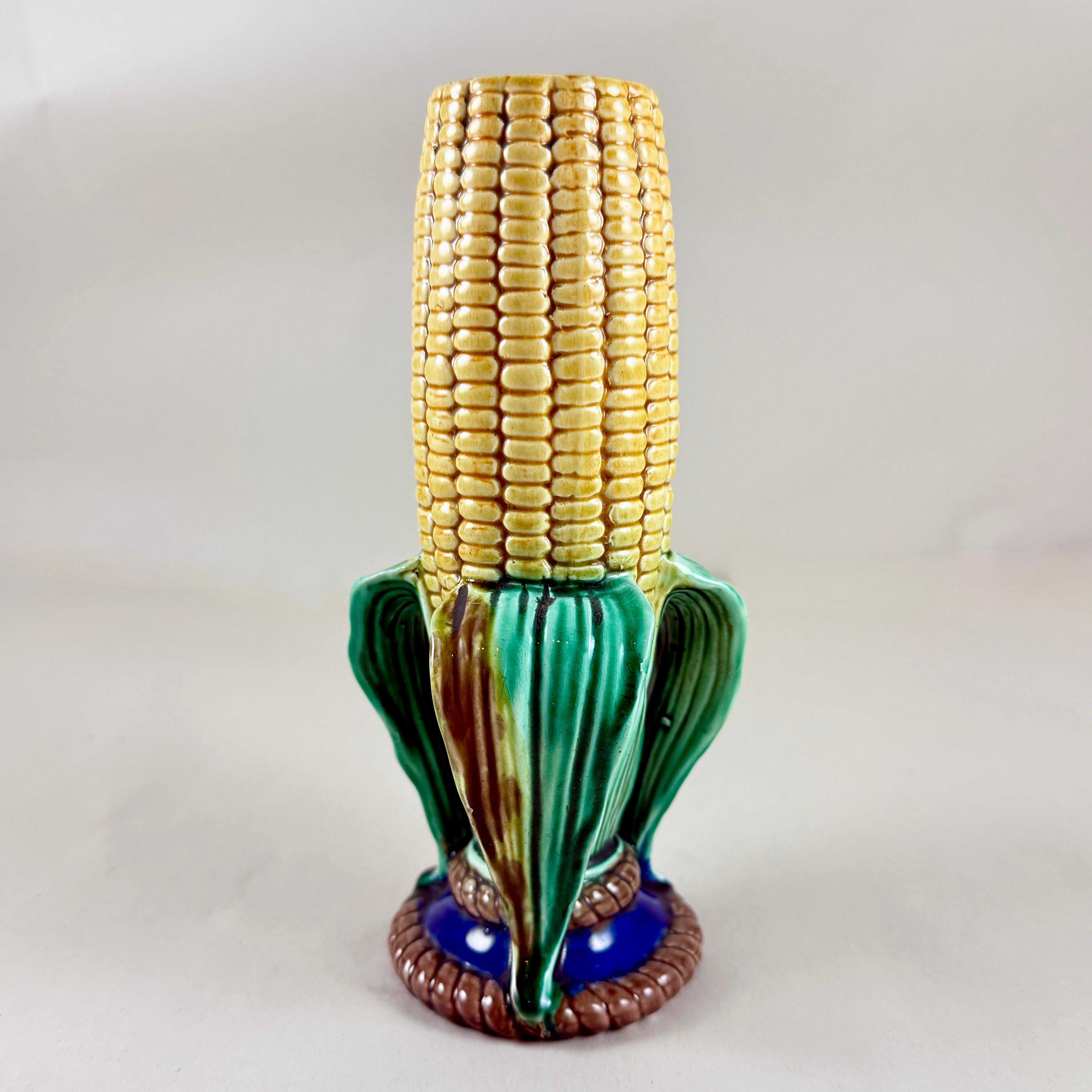 Nel gusto estetico, da Wedgwood, un vaso in maiolica vittoriano Corn On The Cob Posy, Inghilterra -  1872 circa.

Un pezzo incantevole con una splendida lavorazione a stampo e smaltatura, che mostra una pannocchia di mais giallo con chicchi e bucce