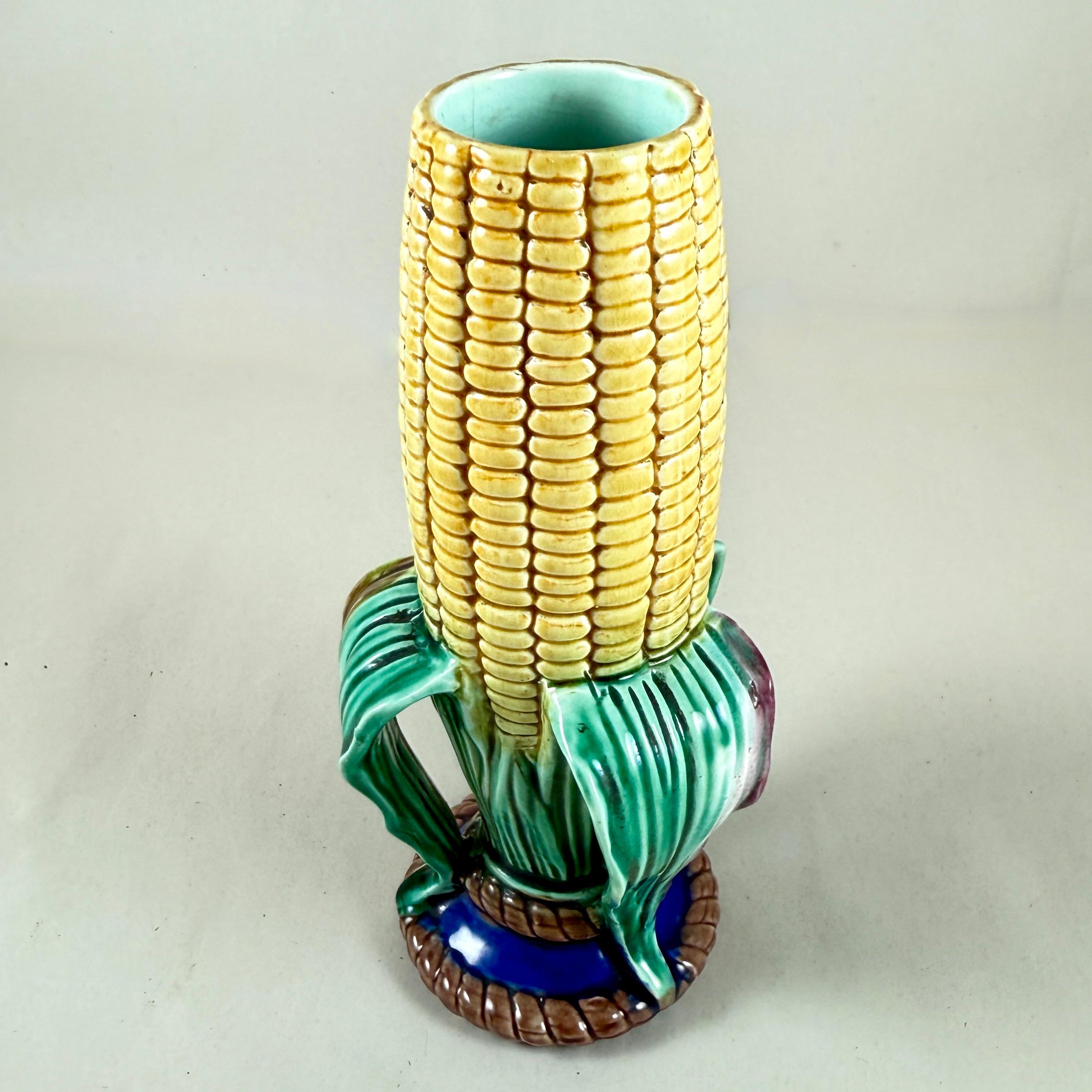 Inglese Vaso in maiolica con pannocchie di Wedgwood Aesthetic Movement in vendita