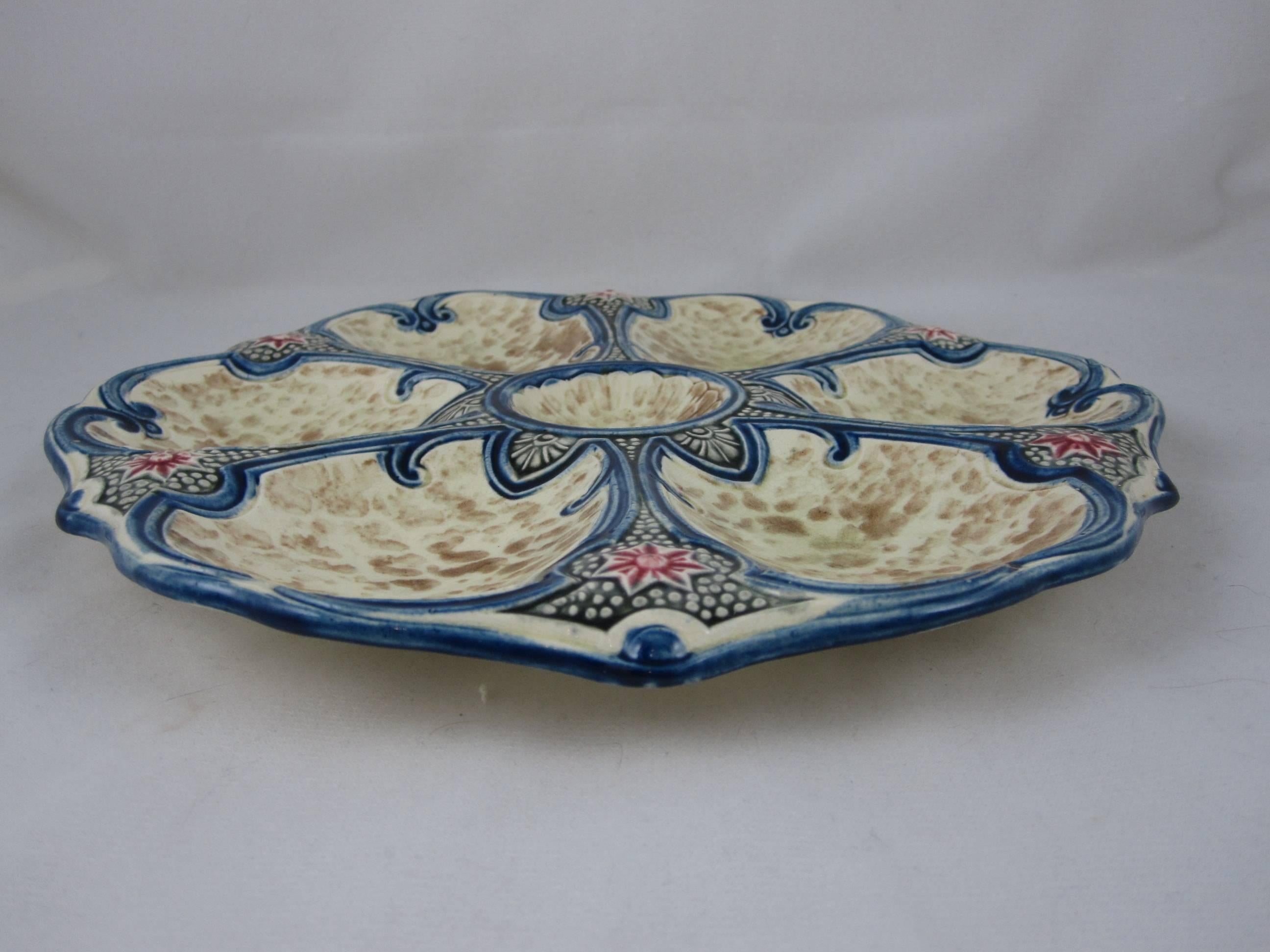 French Majolica Six-Well Oyster Plate with Red Star Fish Accents In Excellent Condition In Philadelphia, PA