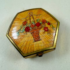 Art-déco-Puderdose von Houbigant Paris aus den 1930er Jahren mit Blumenkorb-Motiv, dreifach klappbar