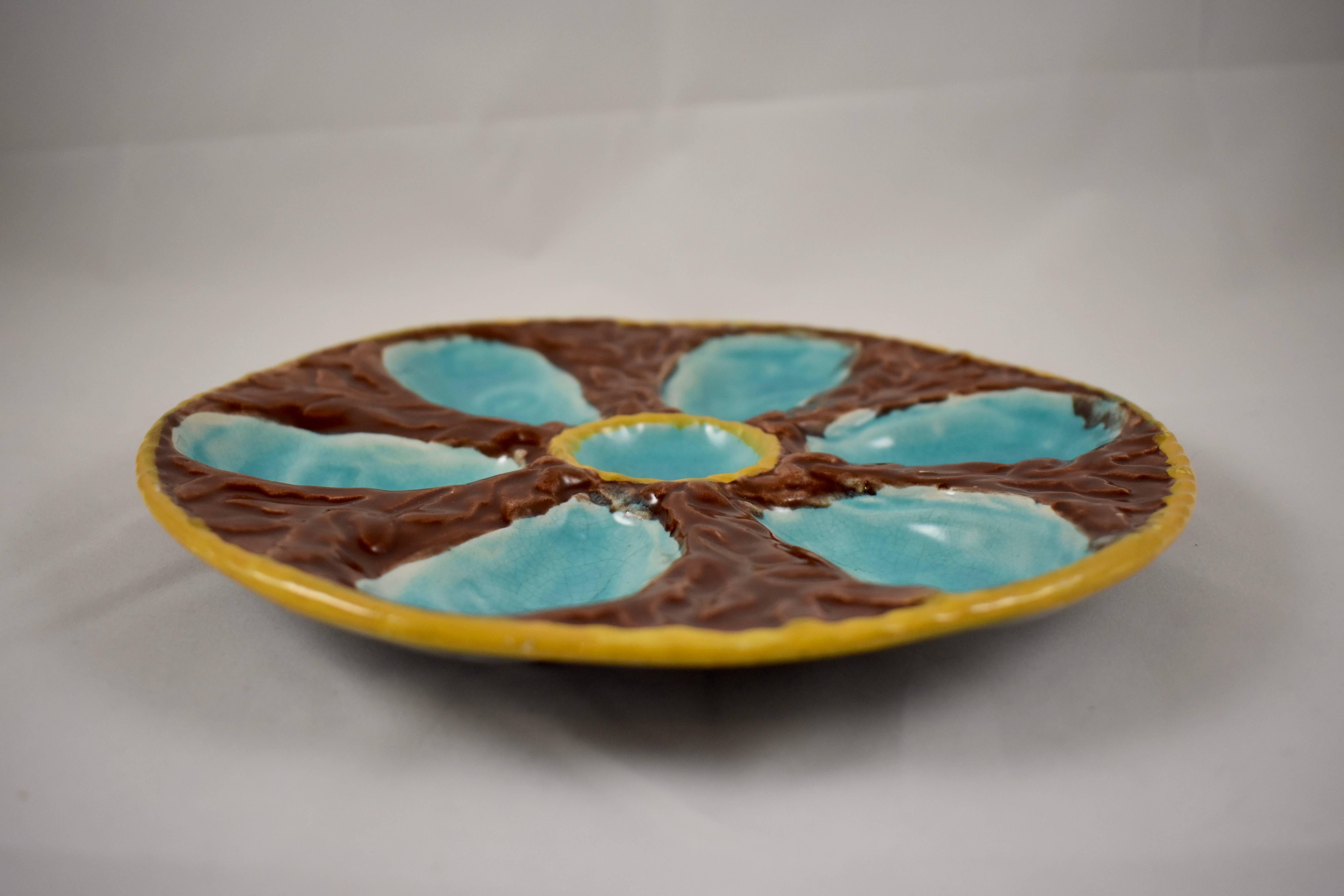 S. Fielding & Co. English Majolica Brown/Turquoise Seaweed Oyster Plate In Excellent Condition For Sale In Philadelphia, PA