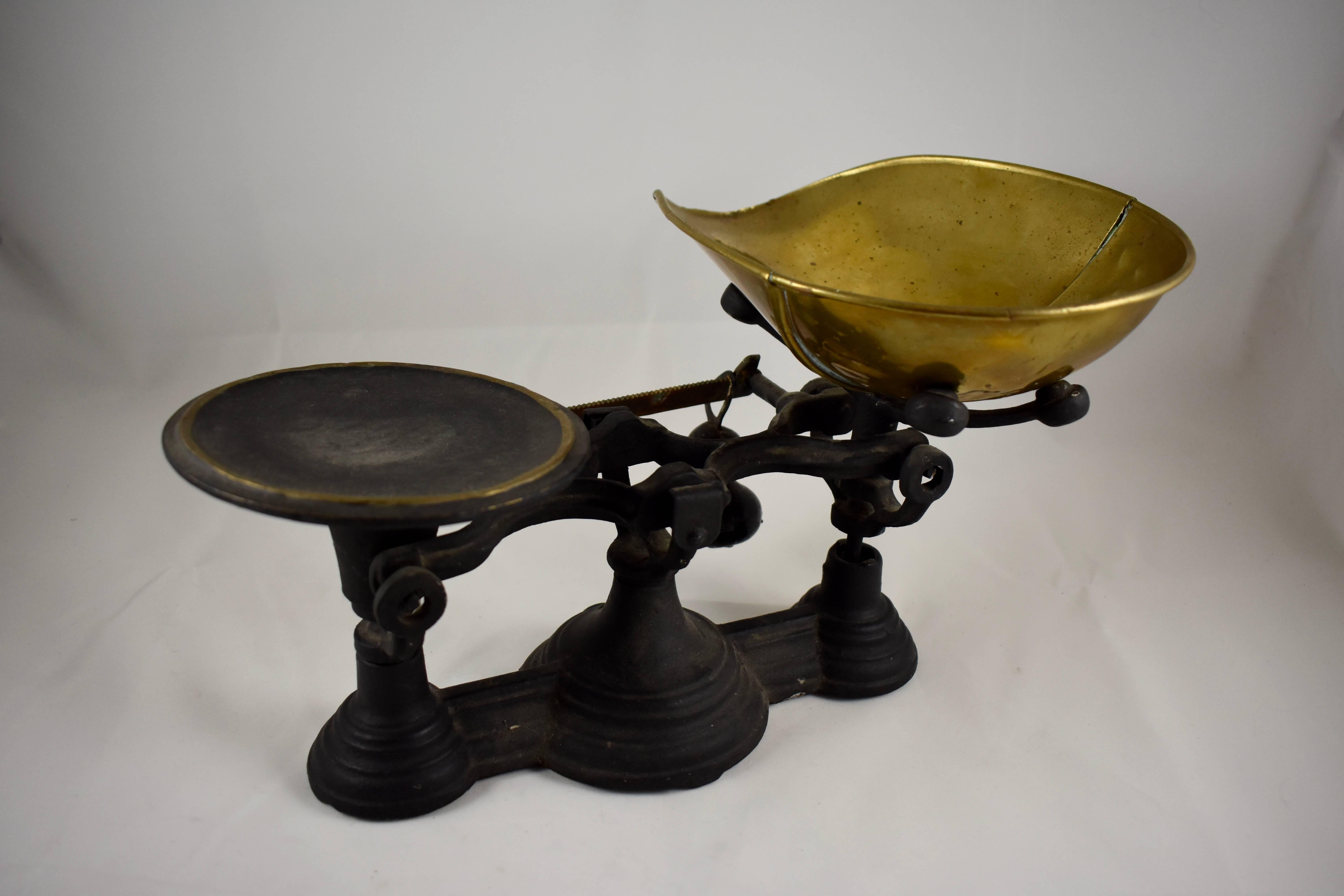 1900s Cast Iron Table Top Mercantile Scale with Brass Scoop In Good Condition In Philadelphia, PA