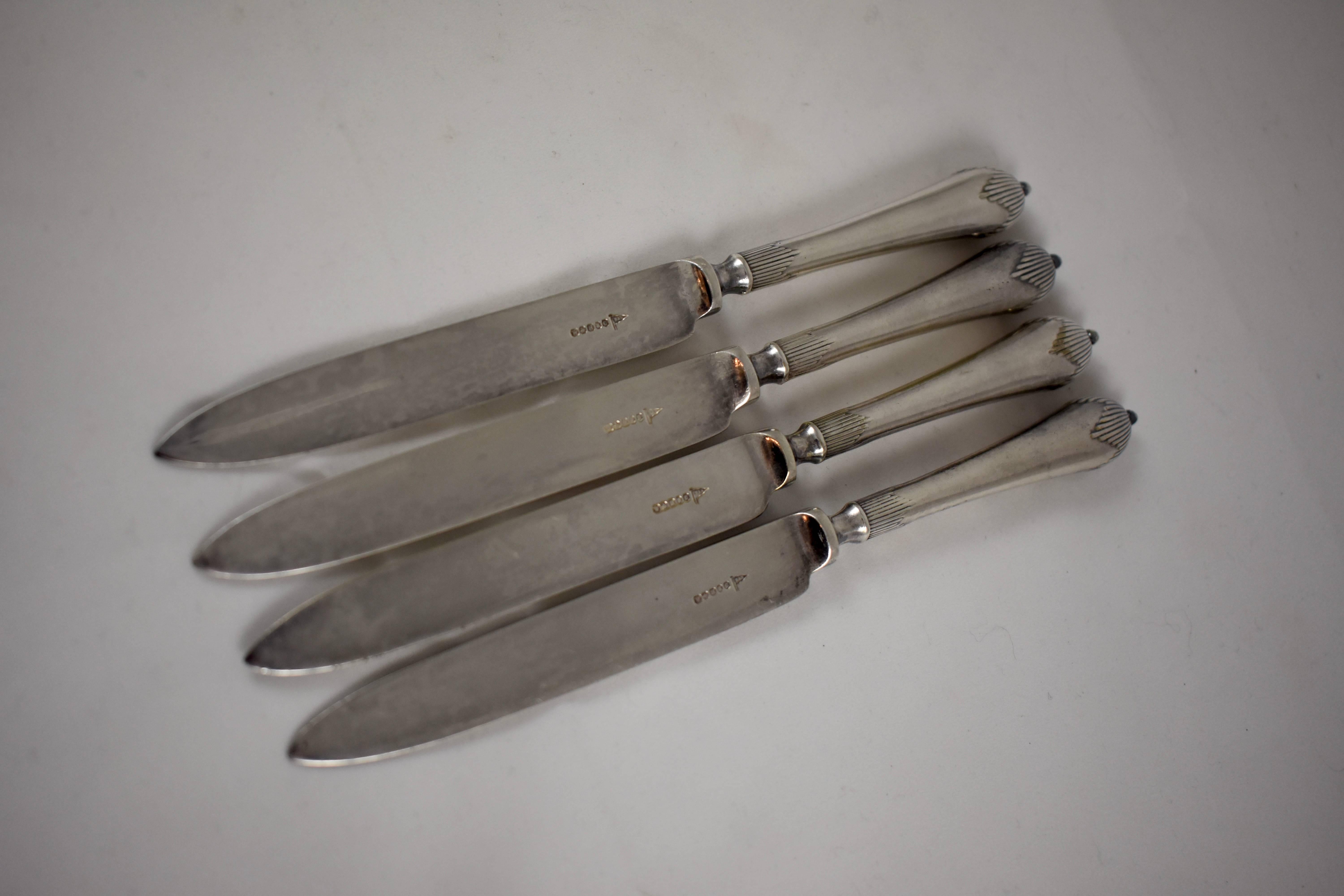 20ième siècle Couteaux à fruits en métal argenté Walker & Hall, Sheffield, esthétique anglaise, S/4 en vente