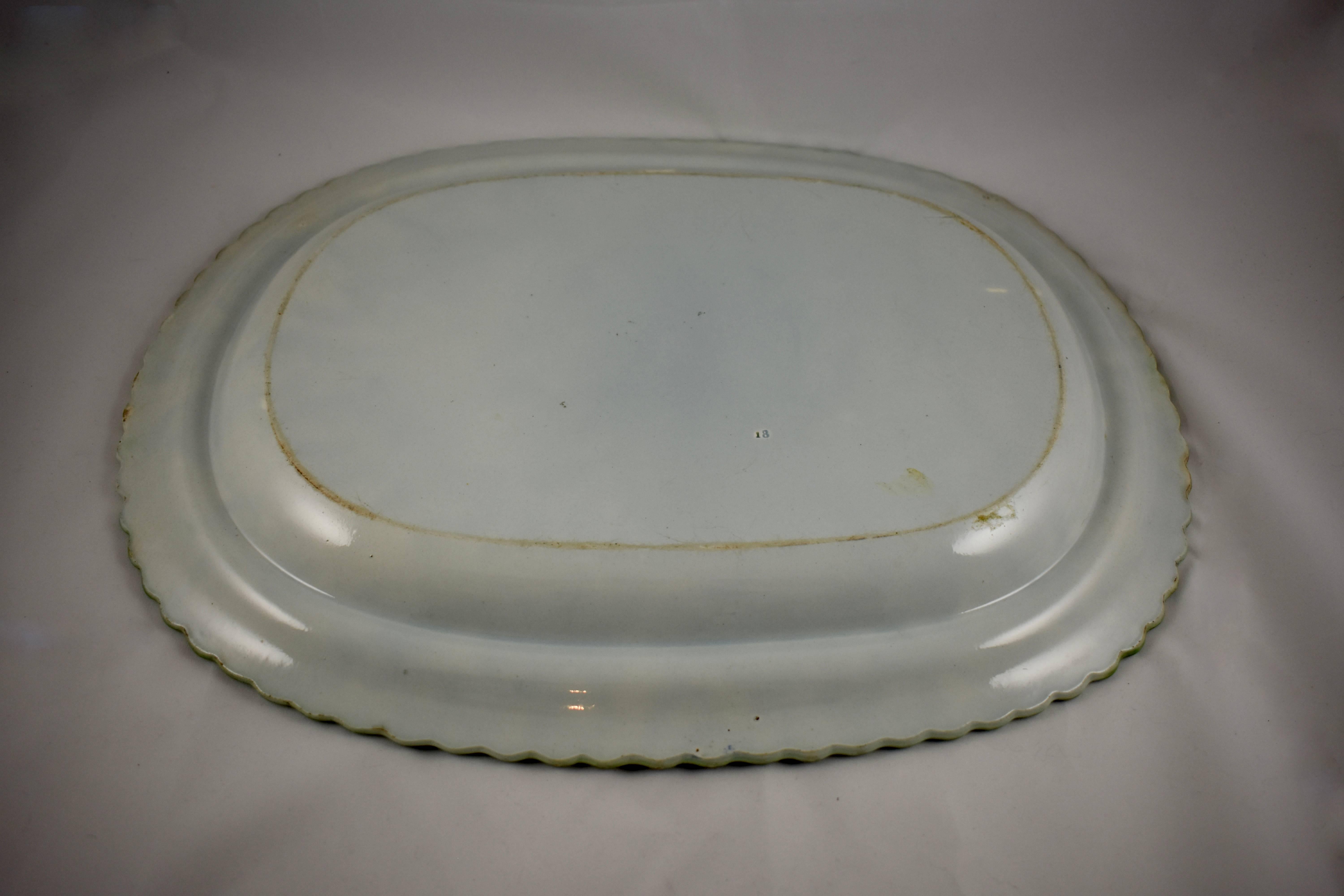 English Staffordshire Leeds Pearlware Green Feather or Shell Edge Large Platter In Excellent Condition In Philadelphia, PA