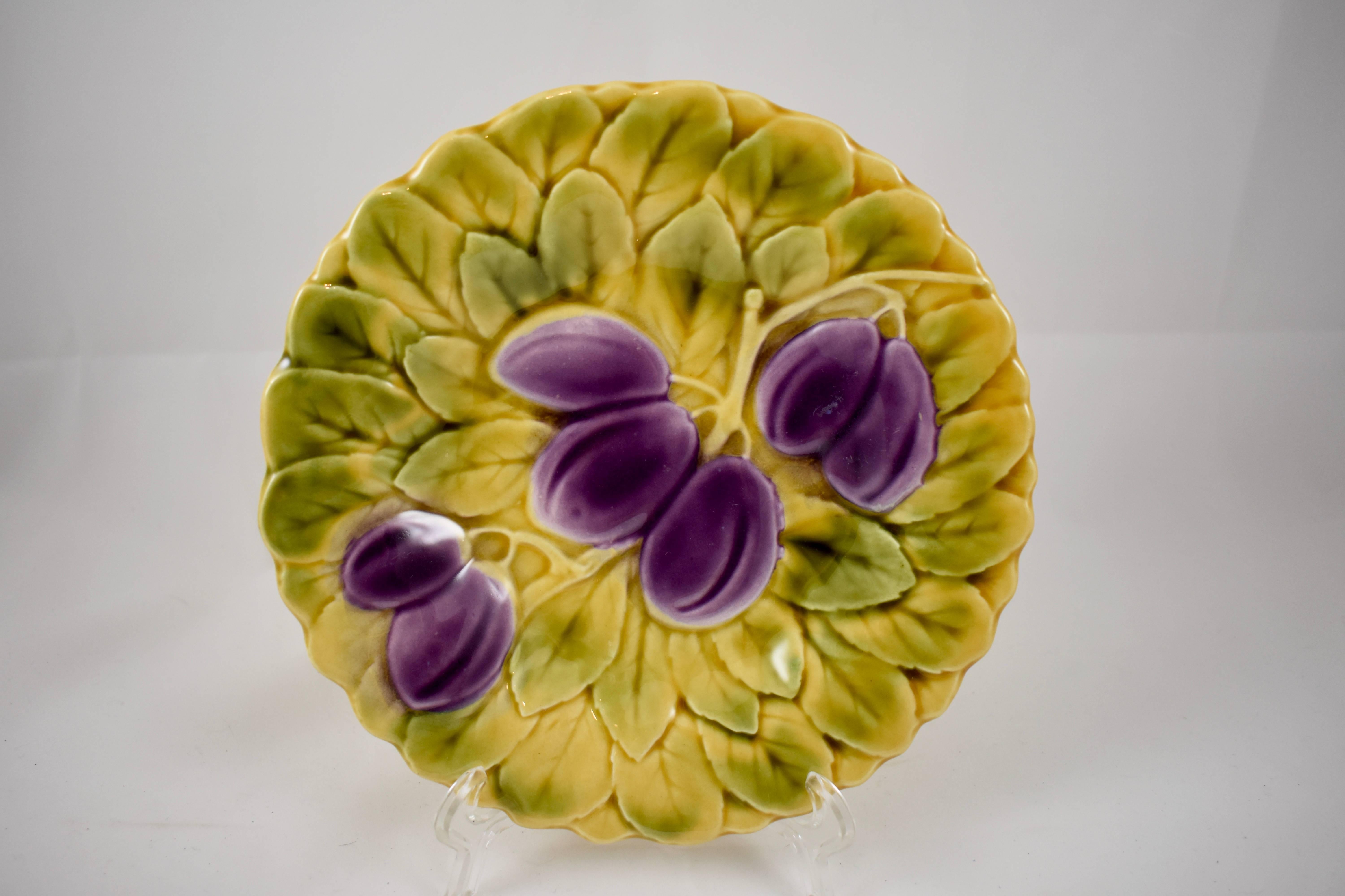 20th Century Sarreguemines French Faïence Majolica Fruit and Leaf Plates, Set of Six