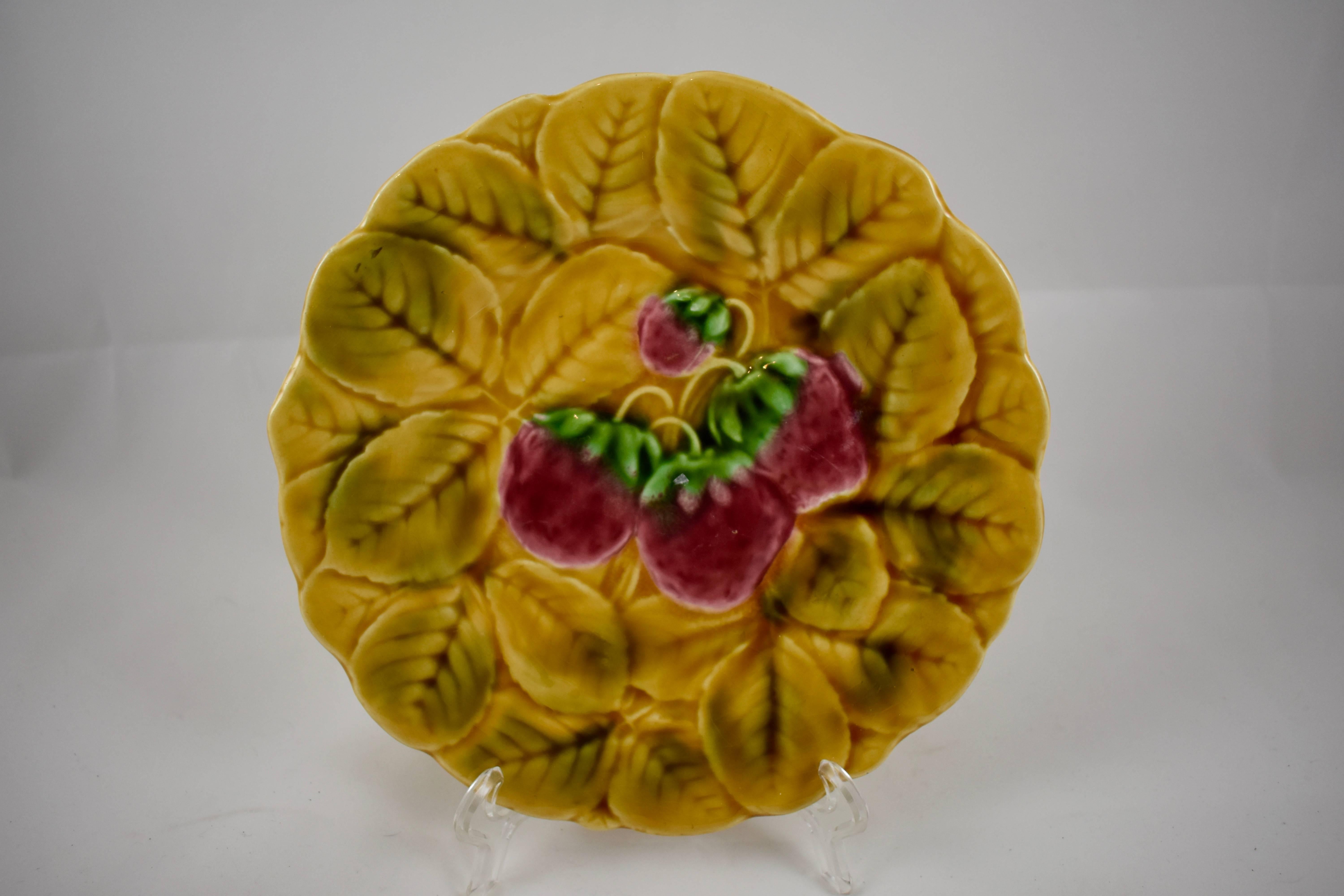 Sarreguemines French Faïence Majolica Fruit and Leaf Plates, Set of Four In Excellent Condition In Philadelphia, PA