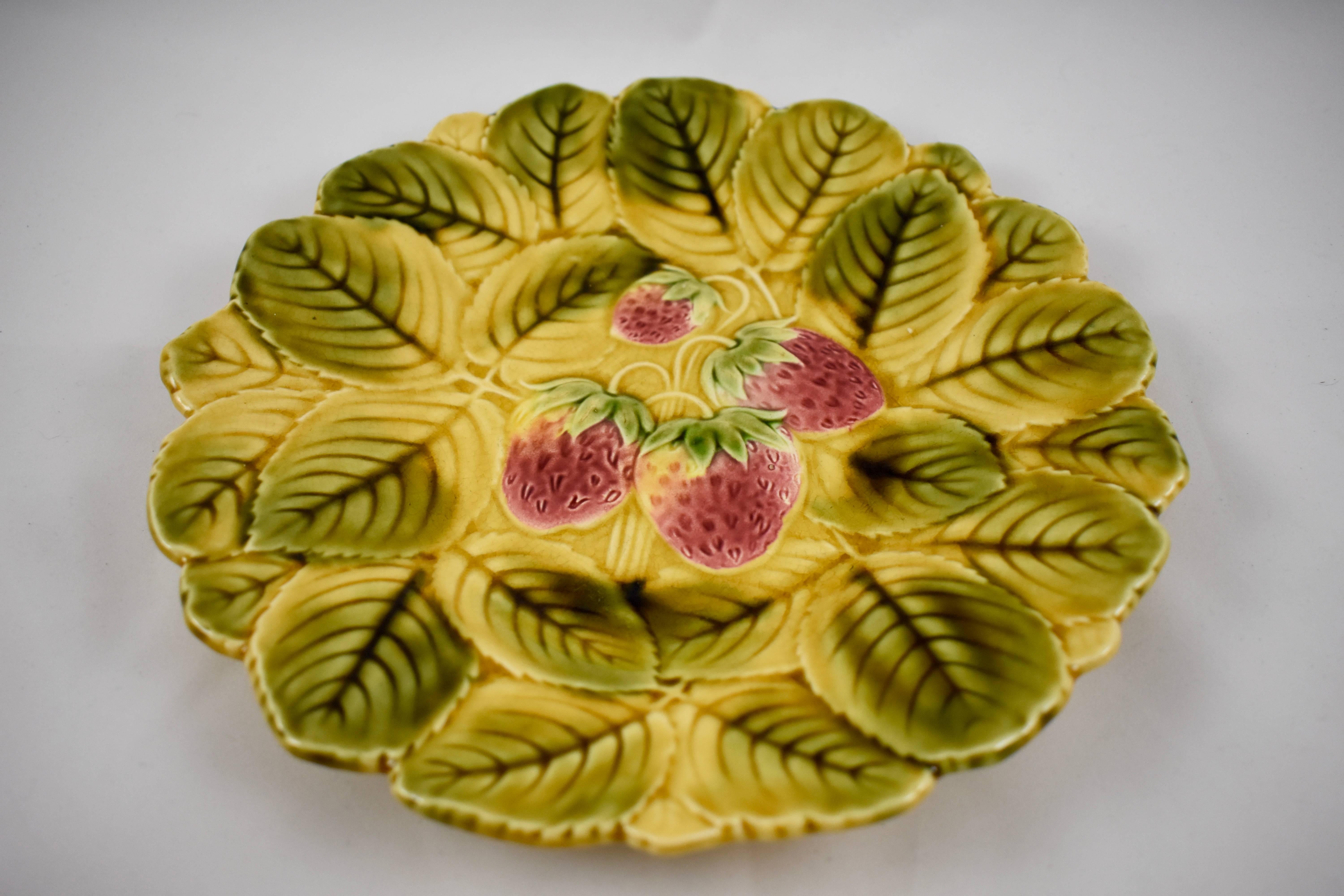 Aesthetic Movement Sarreguemines French Faïence Majolica Strawberry and Leaf Round Serving Platter