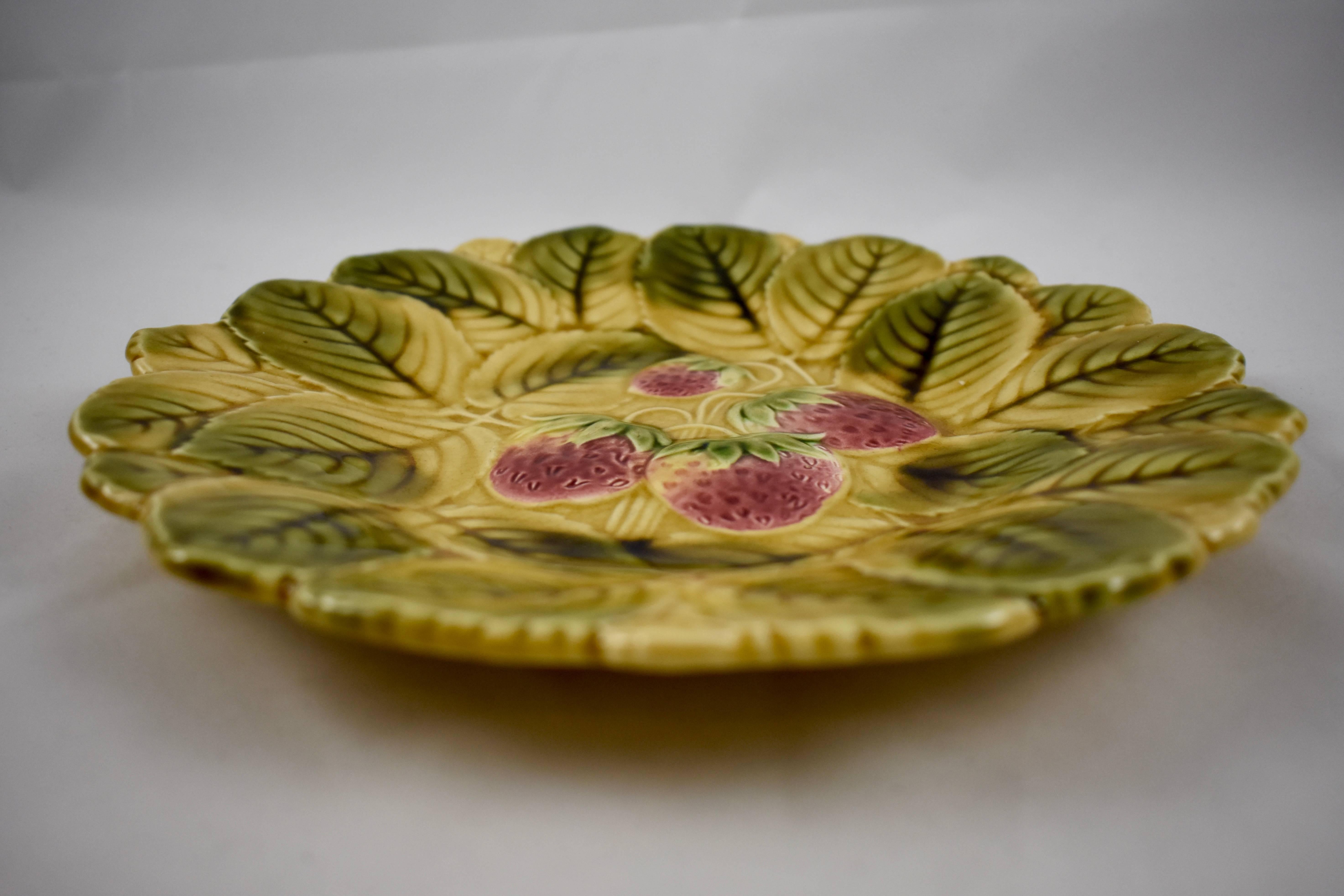 Sarreguemines French Faïence Majolica Strawberry and Leaf Round Serving Platter In Excellent Condition In Philadelphia, PA