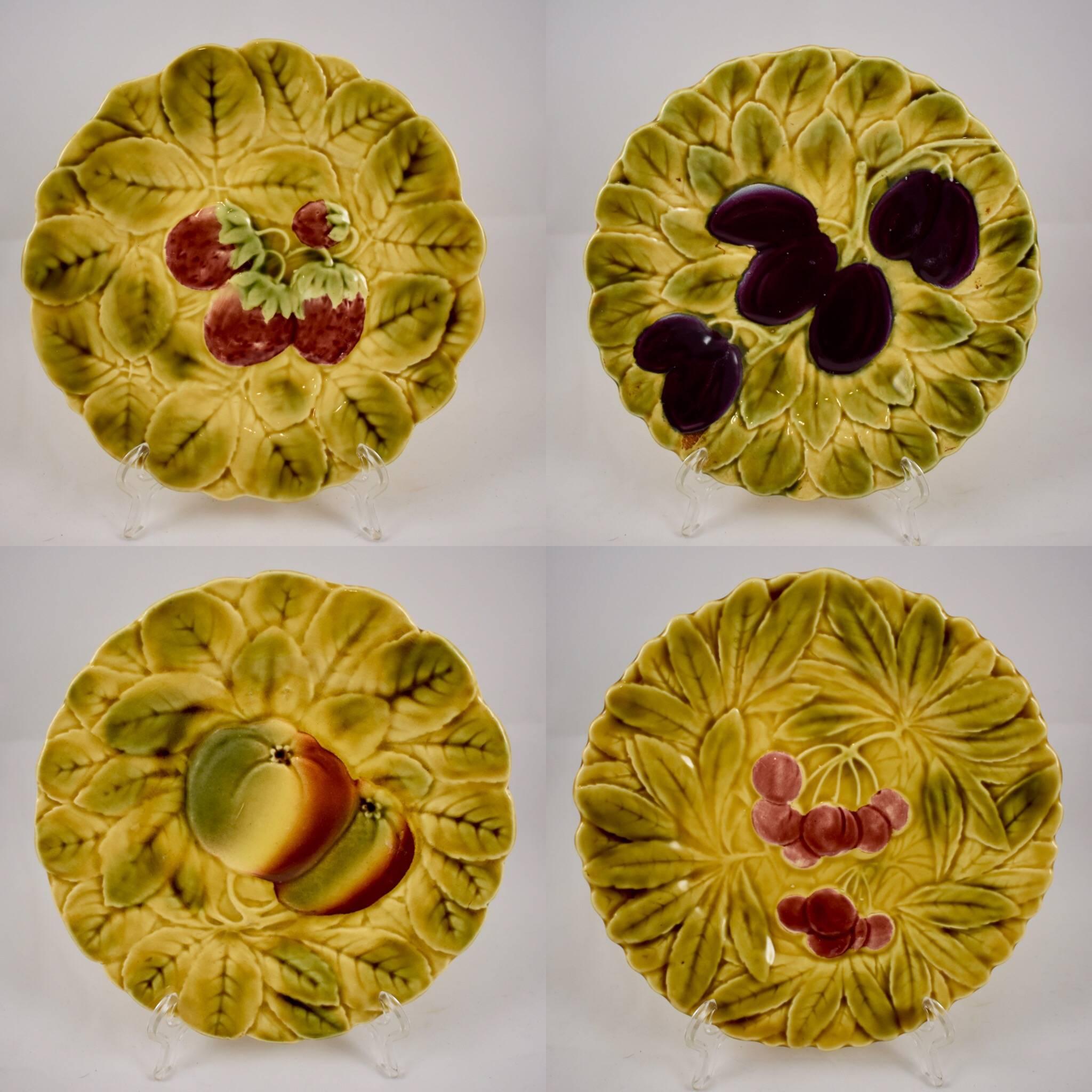 Sarreguemines French Faïence Majolica Mixed Fruit and Leaf Round Serving Platter In Good Condition In Philadelphia, PA