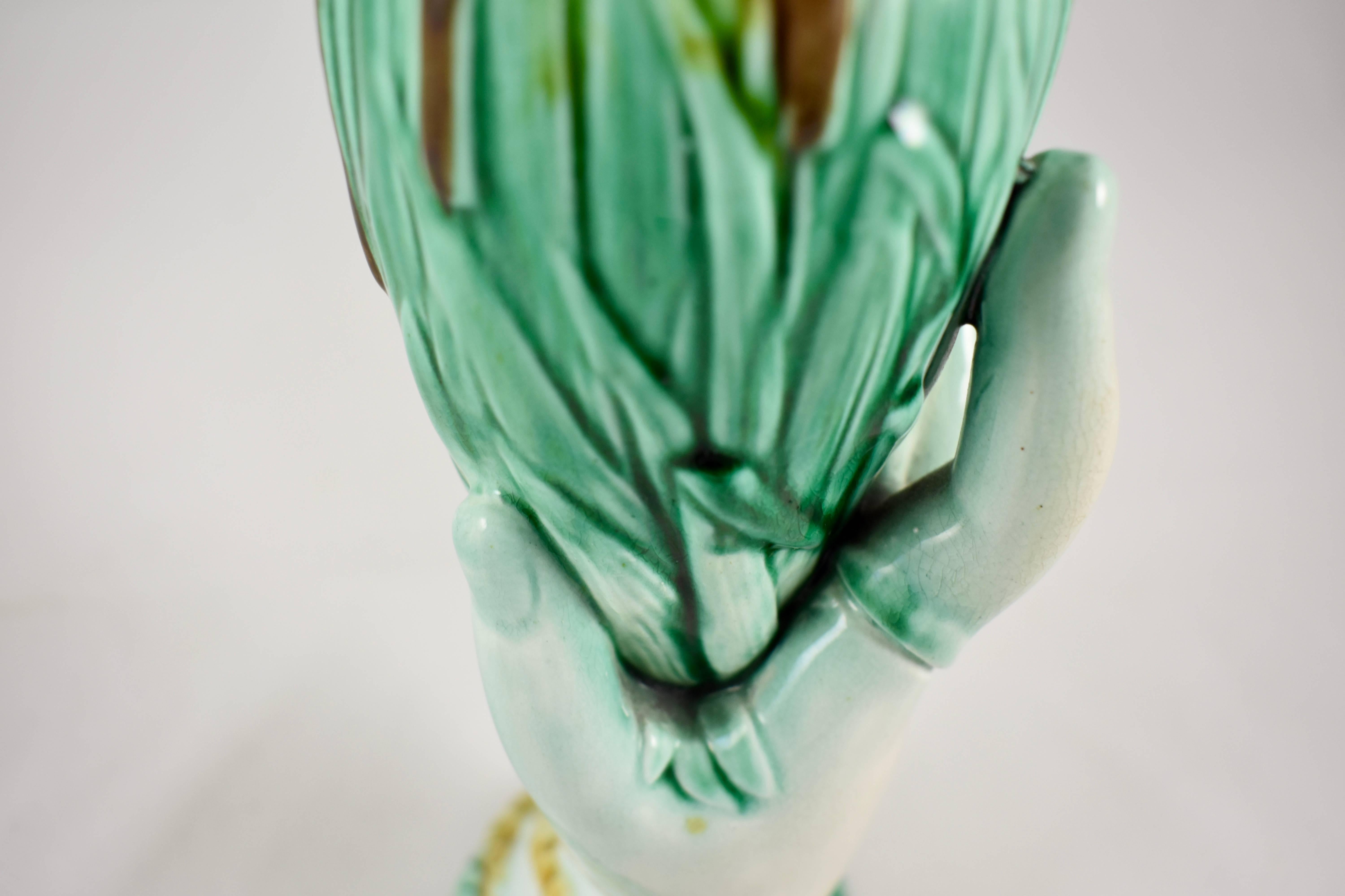 Englische englische Staffordshire-Majolika-Vase, glasiert, von Hand mit Katzenschwanzstäben, verschüttert oder posiert (Tonware) im Angebot
