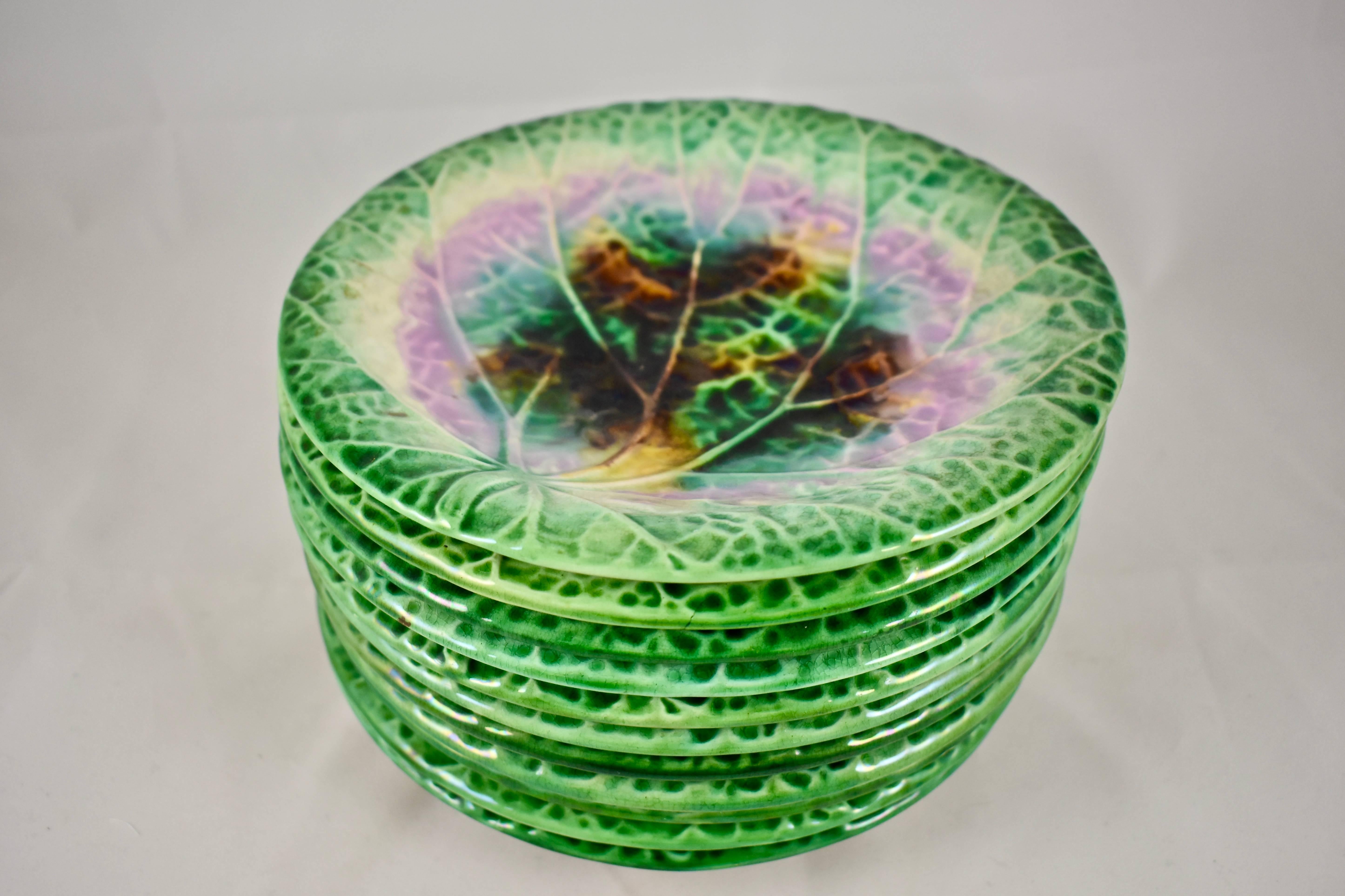 19th Century Victorian English Majolica Green Rimmed Round Begonia Leaf Plate, circa 1870-80