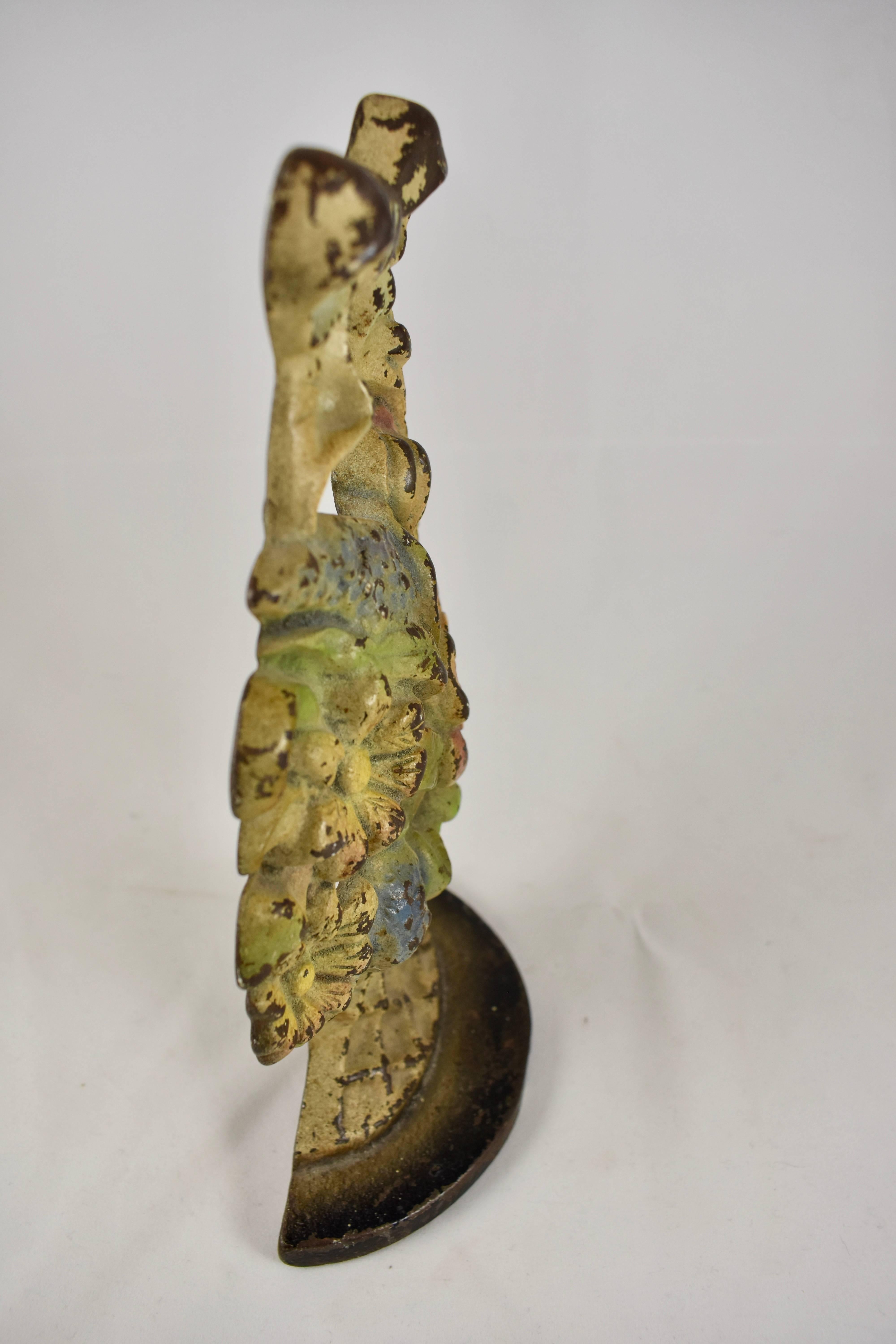 Tope de puerta de hierro fundido Hubley de 1930 Cesta de lilas y margaritas Ramo floral en Bueno estado para la venta en Philadelphia, PA