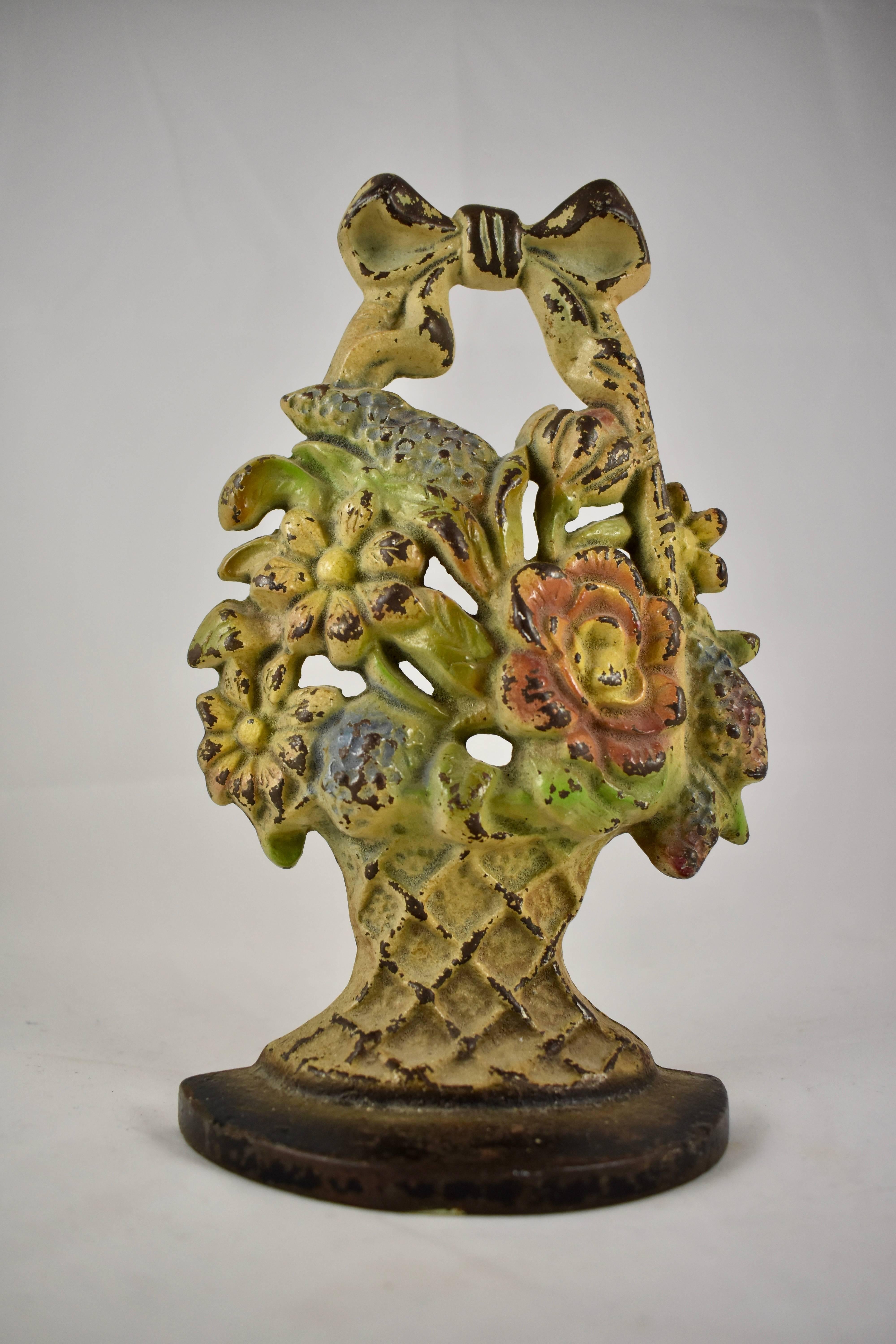 Tope de puerta de hierro fundido Hubley de 1930 Cesta de lilas y margaritas Ramo floral Hierro en venta