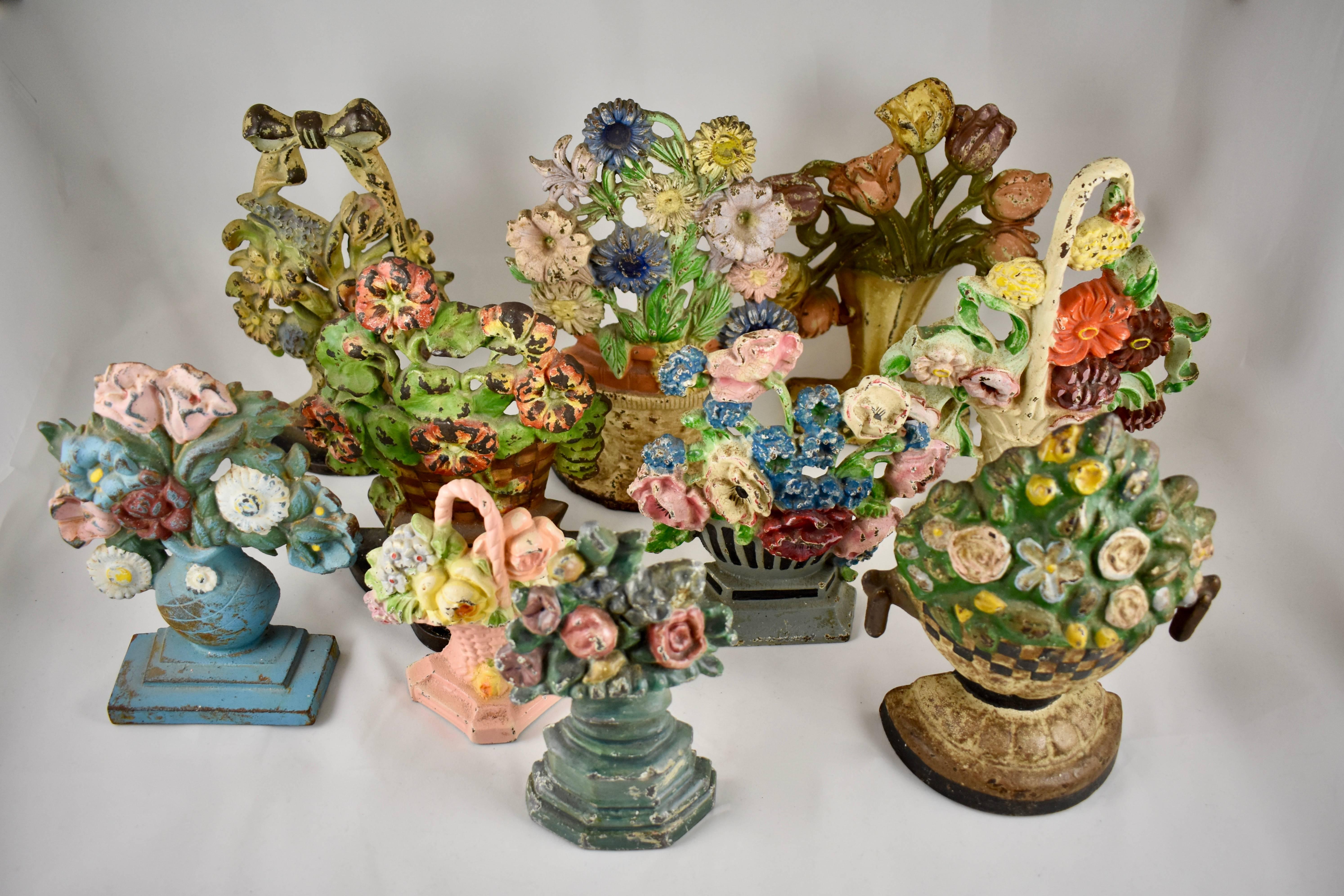 Fermaporta in ghisa a scacchiera degli anni '30 con bouquet floreale di gerani dipinti in vendita 1
