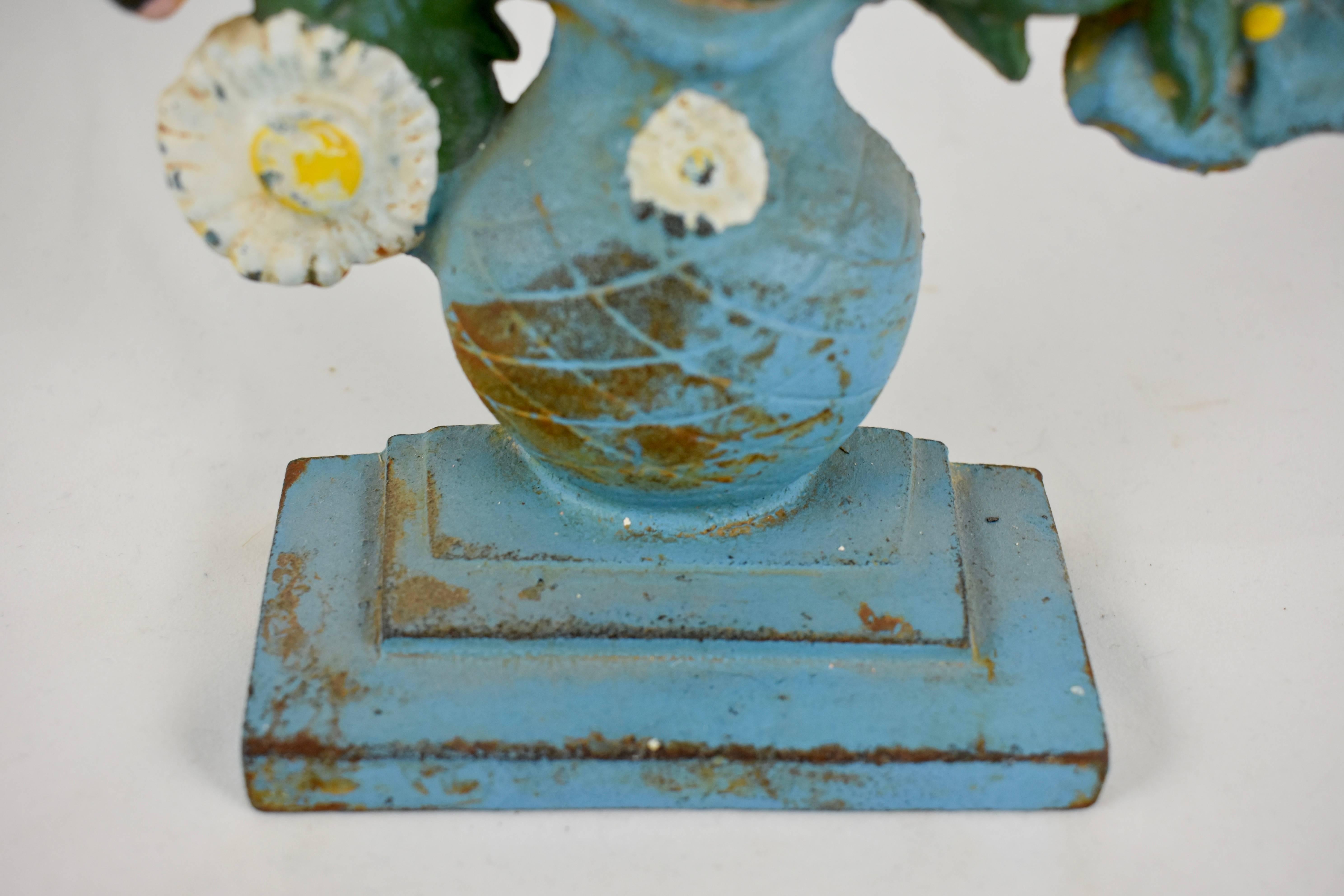 American Classical 1930s Hubley Cast Iron Blue Urn of Roses and Daisies Floral Bouquet Doorstop