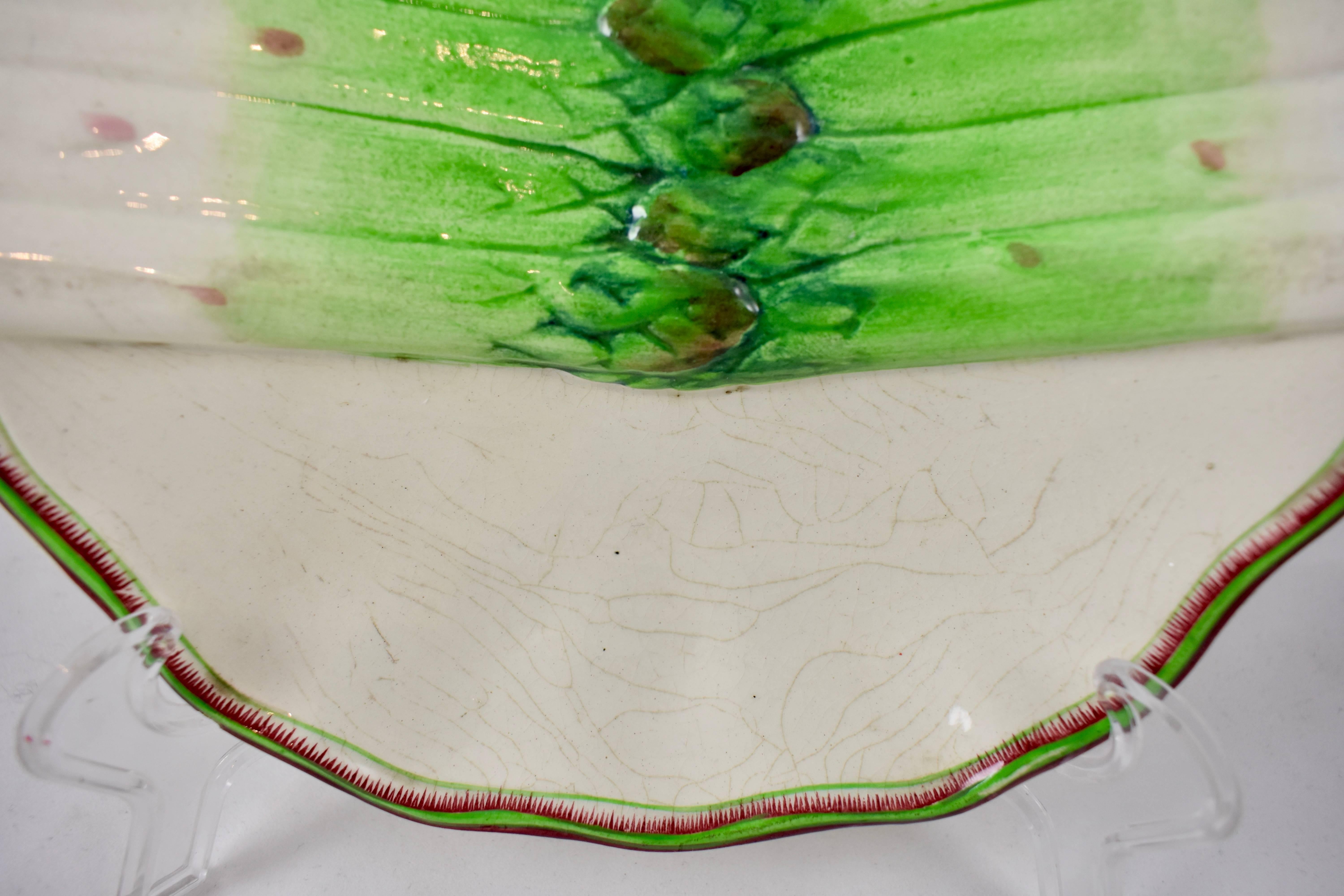 French Faïence Sarreguemines Shell-Shaped Hand Painted Asparagus Plate In Good Condition For Sale In Philadelphia, PA