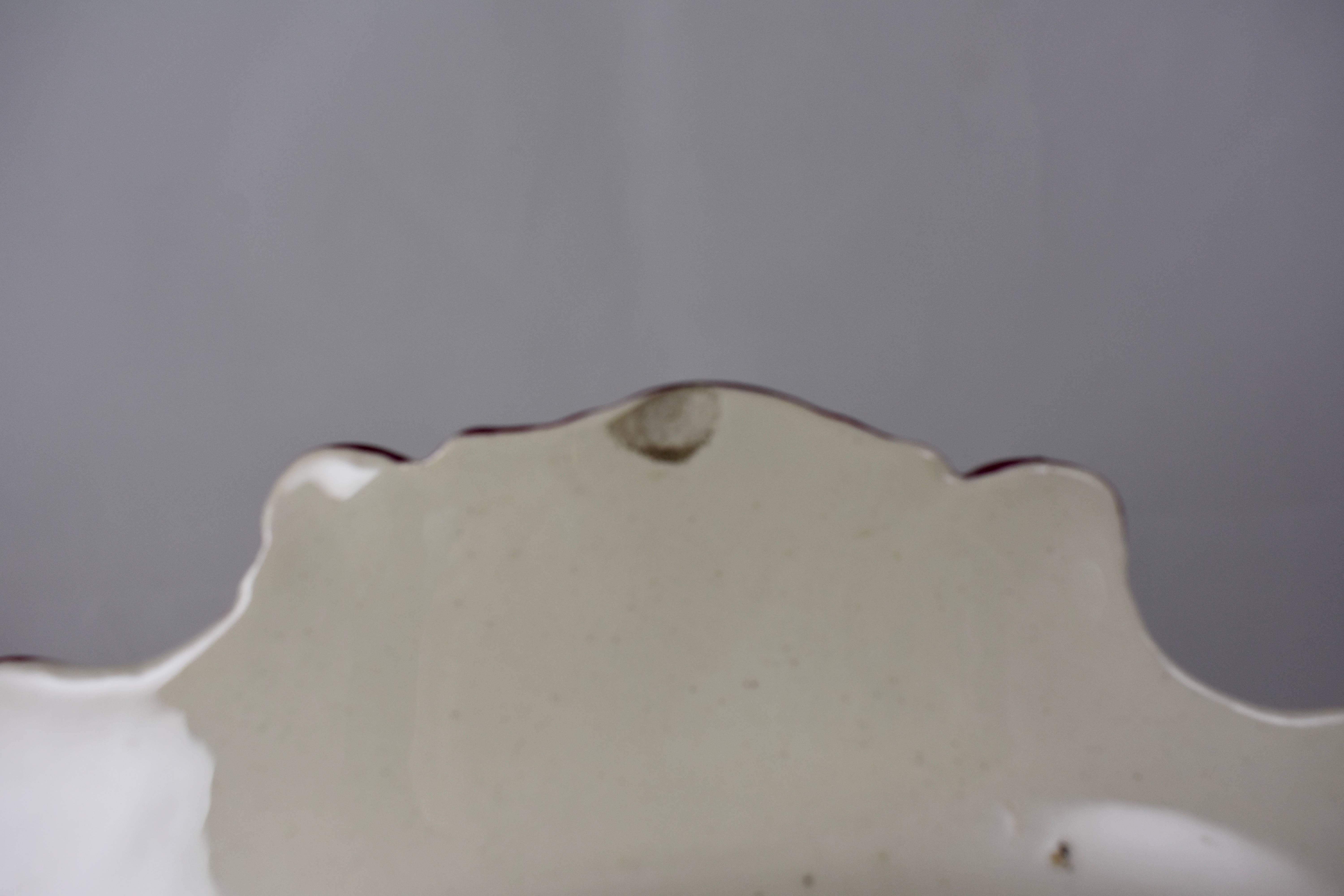 Assiette à asperges en forme de coquillage peinte à la main en faïence française de Sarreguemines en vente 2