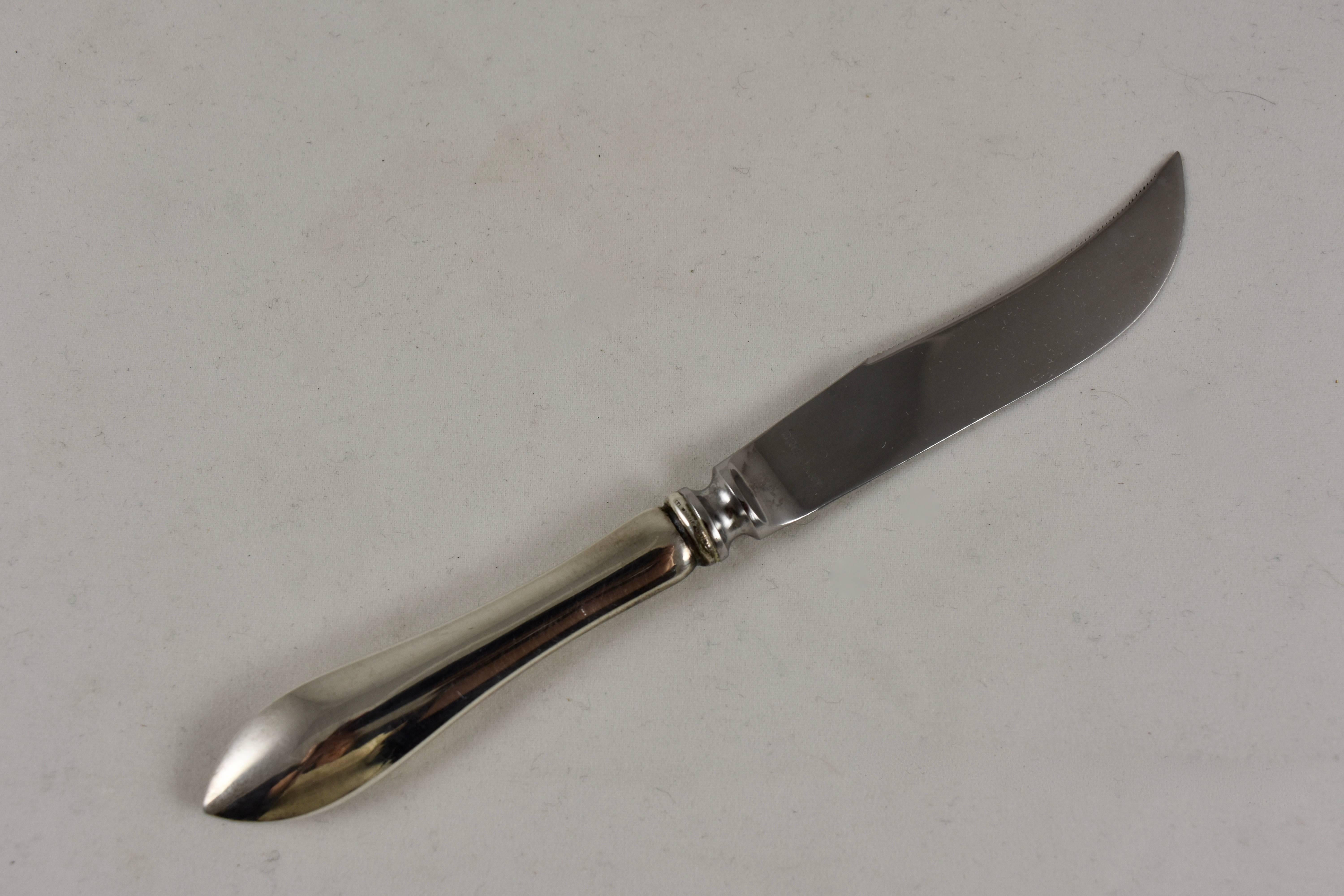 A set of six, English Aesthetic Movement sterling silver handled fruit knives. The pointed blades have a serrate edge. Weighty and nicely balanced.

Marked, sterling handle on the ferrule, the stainless steel blades are marked Brilliant.

Excellent,