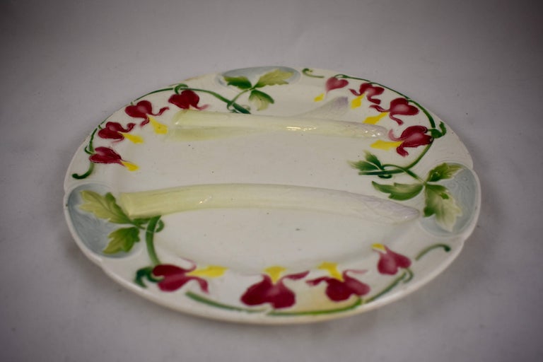 Glazed Keller & Guerin Saint Clément Faïence Bleeding Heart Asparagus Plate For Sale