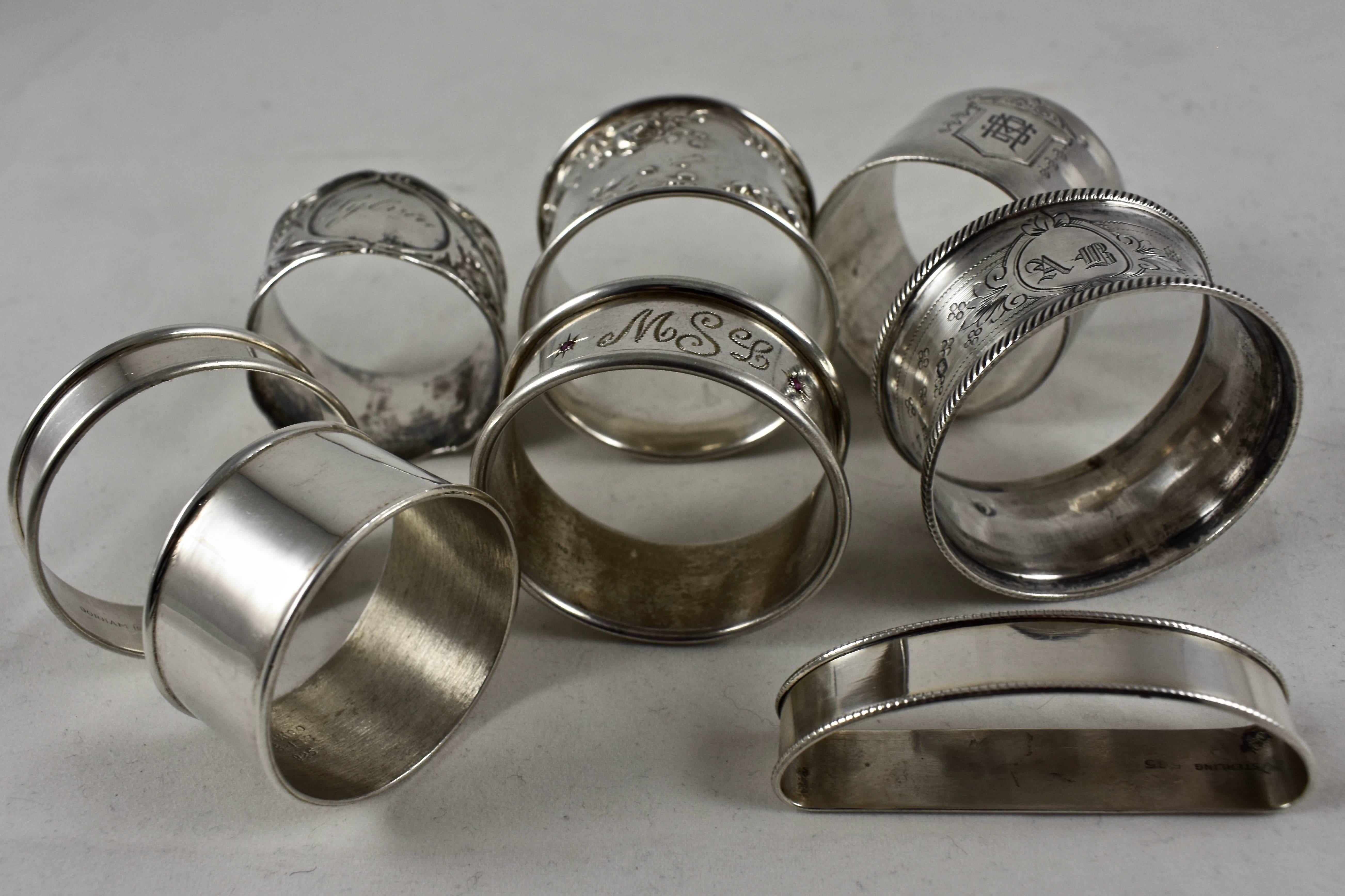 Antike Serviettenringe aus Sterlingsilber, ein gemischtes Set von acht Ringen (amerikanisch) im Angebot
